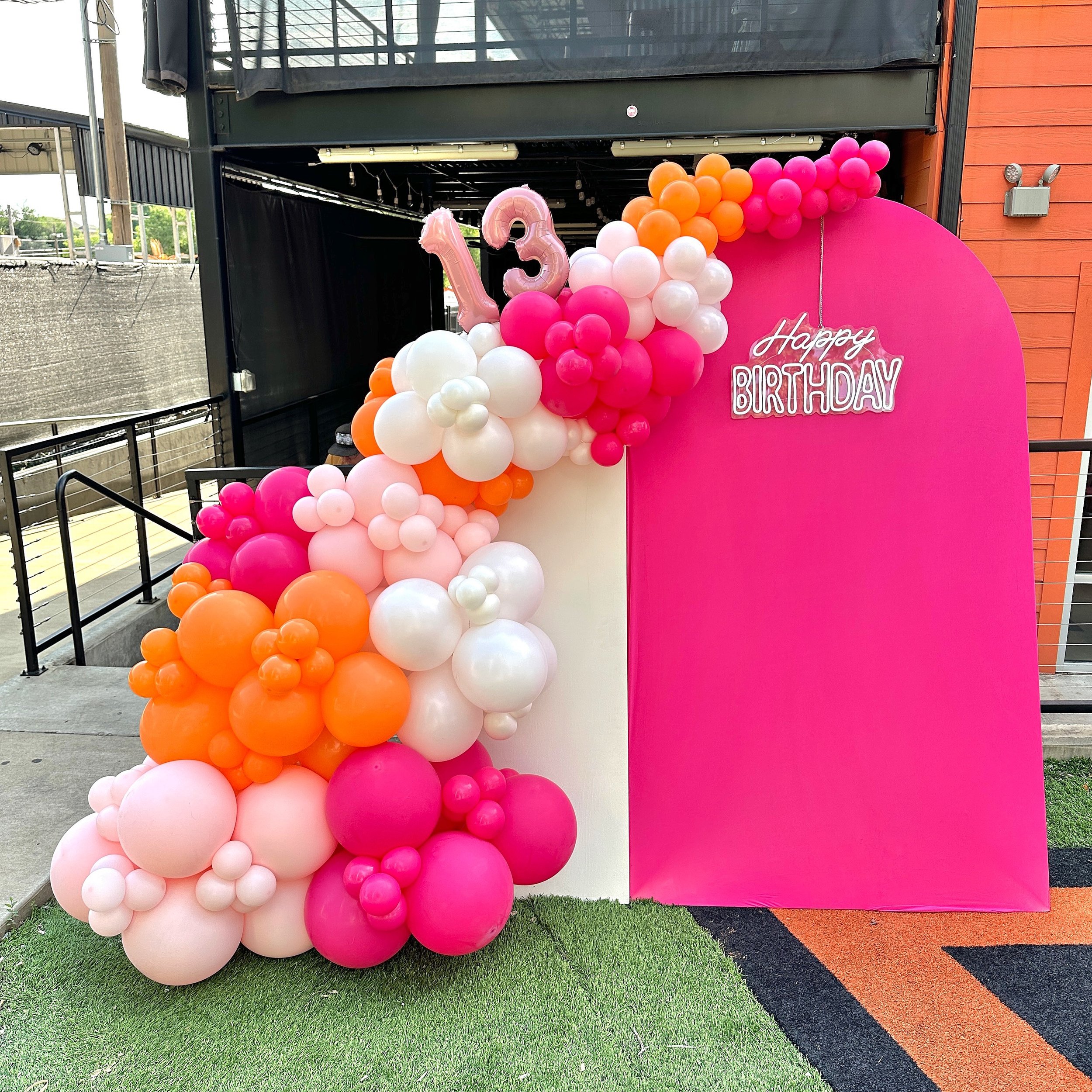 Nothing like a little birthday celebration on a beautiful evening at Coney Island! Let&rsquo;s plan yours today! Inquire through my link! 🎈😎
#oklahomaevents #stillwaterevents #tulsaevents #balloonart #balloonartist #ballooninstallation #balloonstyl