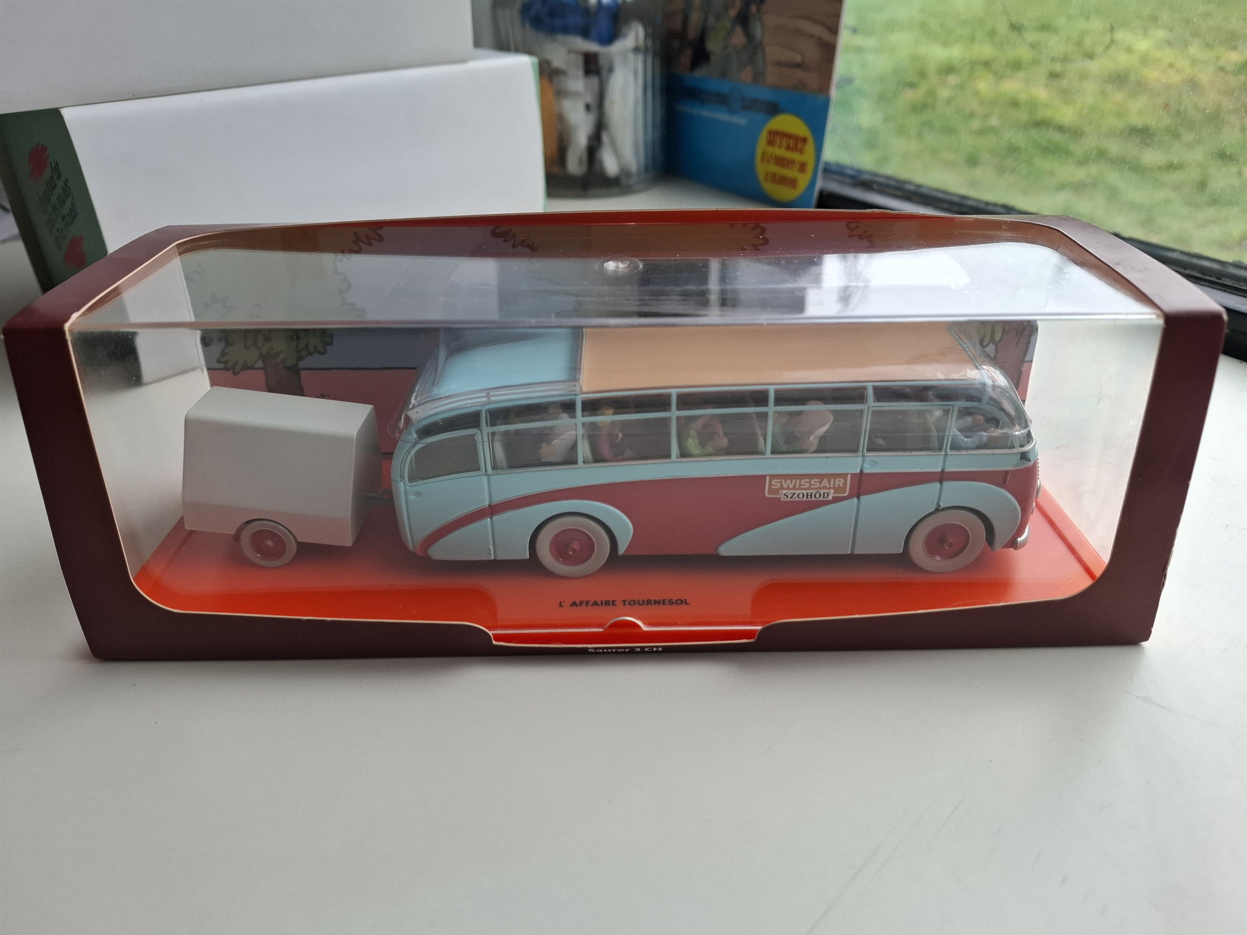 COLLECTION VOITURE TINTIN "L'AUTOBUS DE LA SWISSAIR" EN BOITE 1/43eme