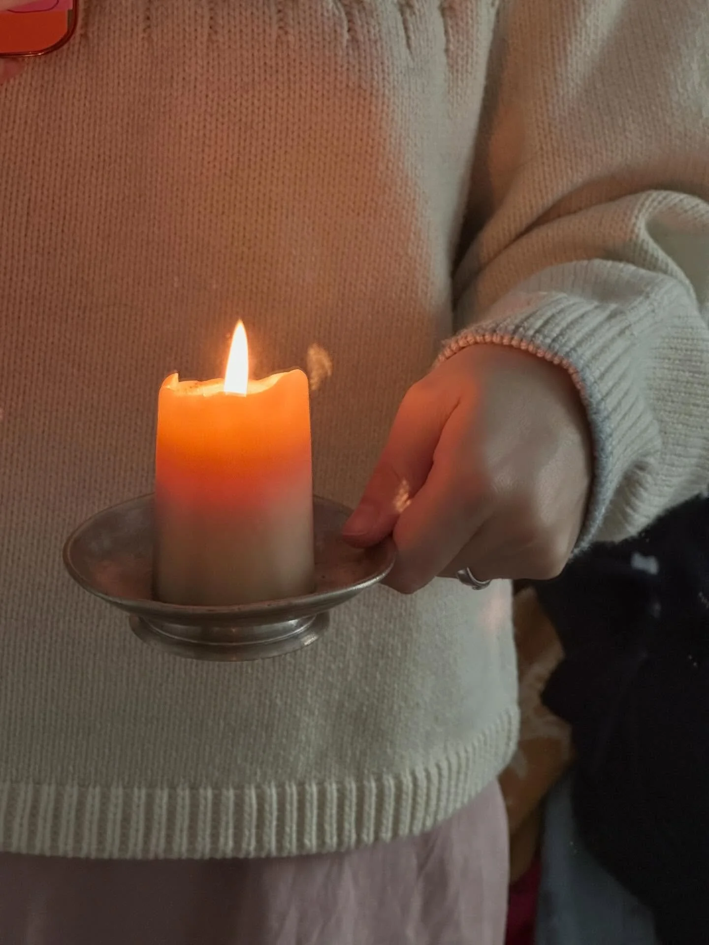 October. My favourite of the colder months. It&rsquo;s the one where i still believe that if i light enough candles, the winter will be smooth sailing. It never is tho. It&rsquo;s also the month of our wedding anniversary ✨ which we celebrated under 