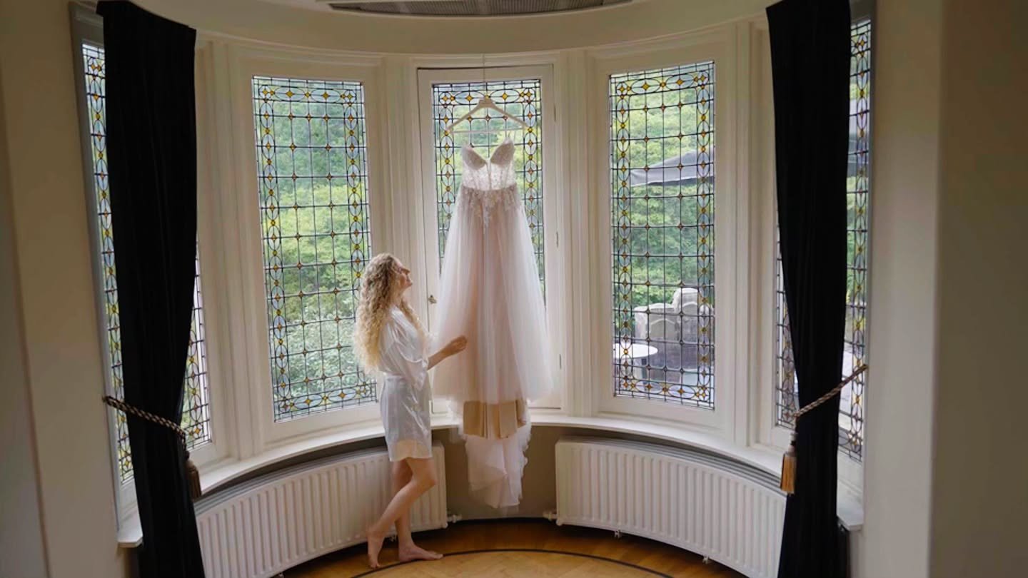 De voorbereiding maar dan&hellip; filmwaardig.
Niet omdat we alles omtoveren tot een set, maar omdat sommige ruimtes z&eacute;lf al ontzettend mooi zijn.

Zeg eens eerlijk: zou jij hier ook je &lsquo;getting ready&rsquo; willen doen? 👇✨

@kasteeldeh