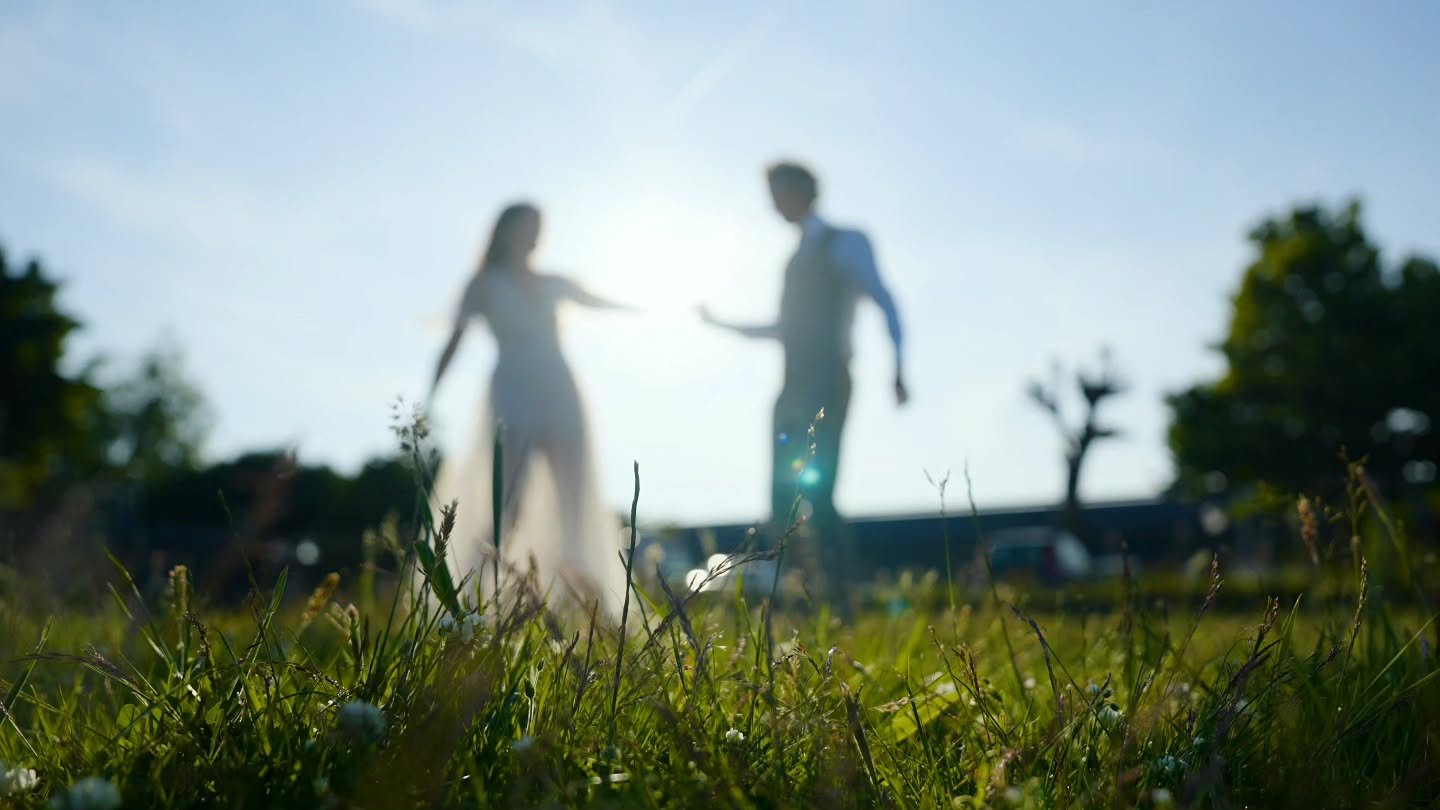 Woorden van onze bruidsparen | ♡ 

Angelique en Sylvester zijn echte videokunstenaars. Ze hebben onze dag verbluffend mooi vastgelegd, vanuit verschillende hoeken, omdat ze met z&rsquo;n twee&euml;n werken. Mooie beelden, voiceovers, muziek, elke det