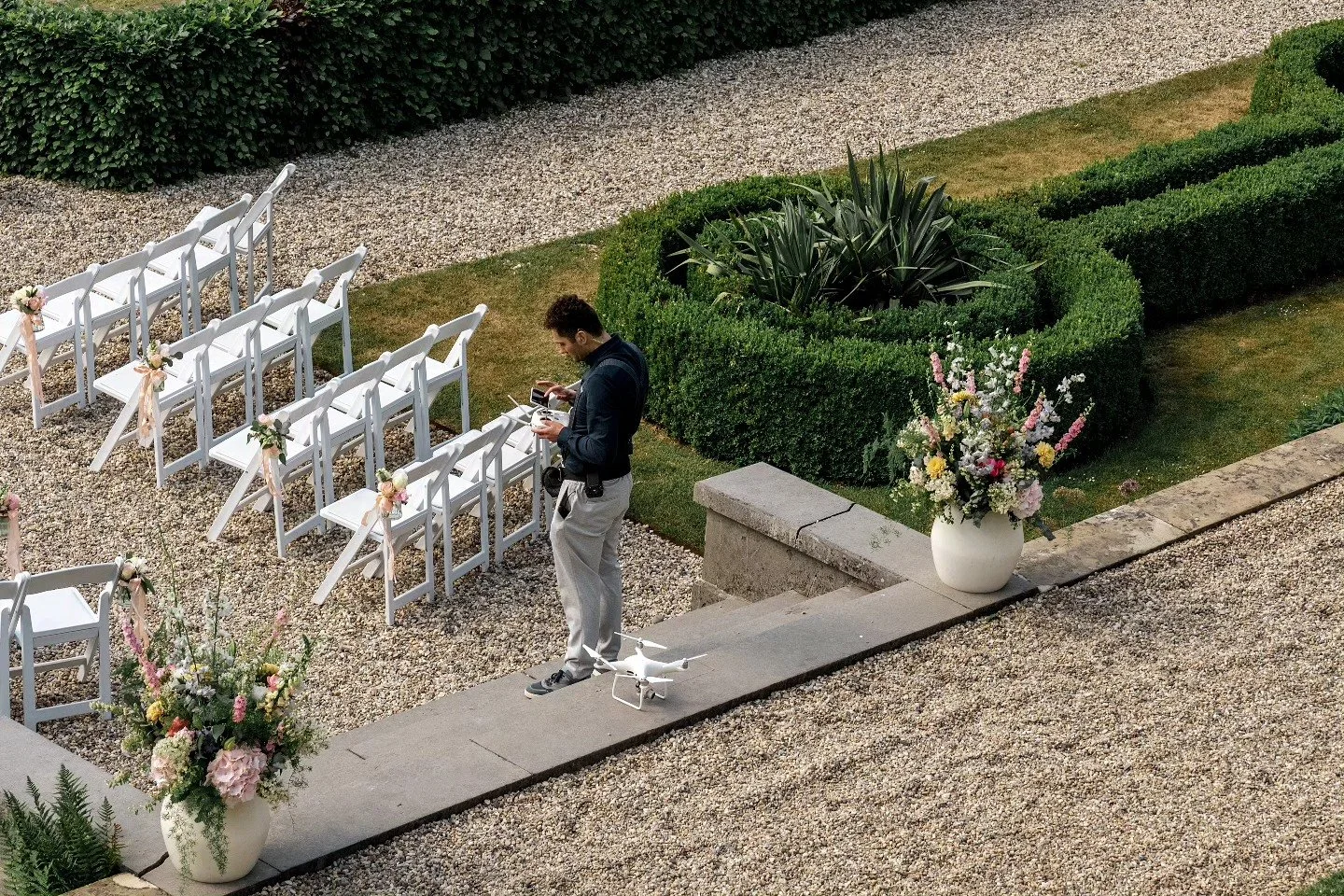 Afgelopen weekend zag ik Sylvester weer vliegen met de drone en ineens moest ik terugdenken aan mei 2014. Onze allereerste keer met dronebeelden in een trouwfilm. Drones waren toen nog nauwelijks in beeld bij bruiloften. 

Via via kwamen we in contac