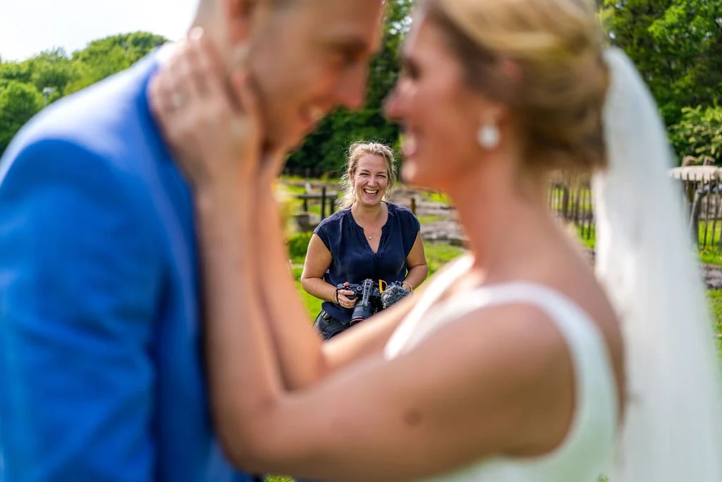 Waarom sommige trouwfilms ongemakkelijk voelen (en hoe je dat voorkomt)