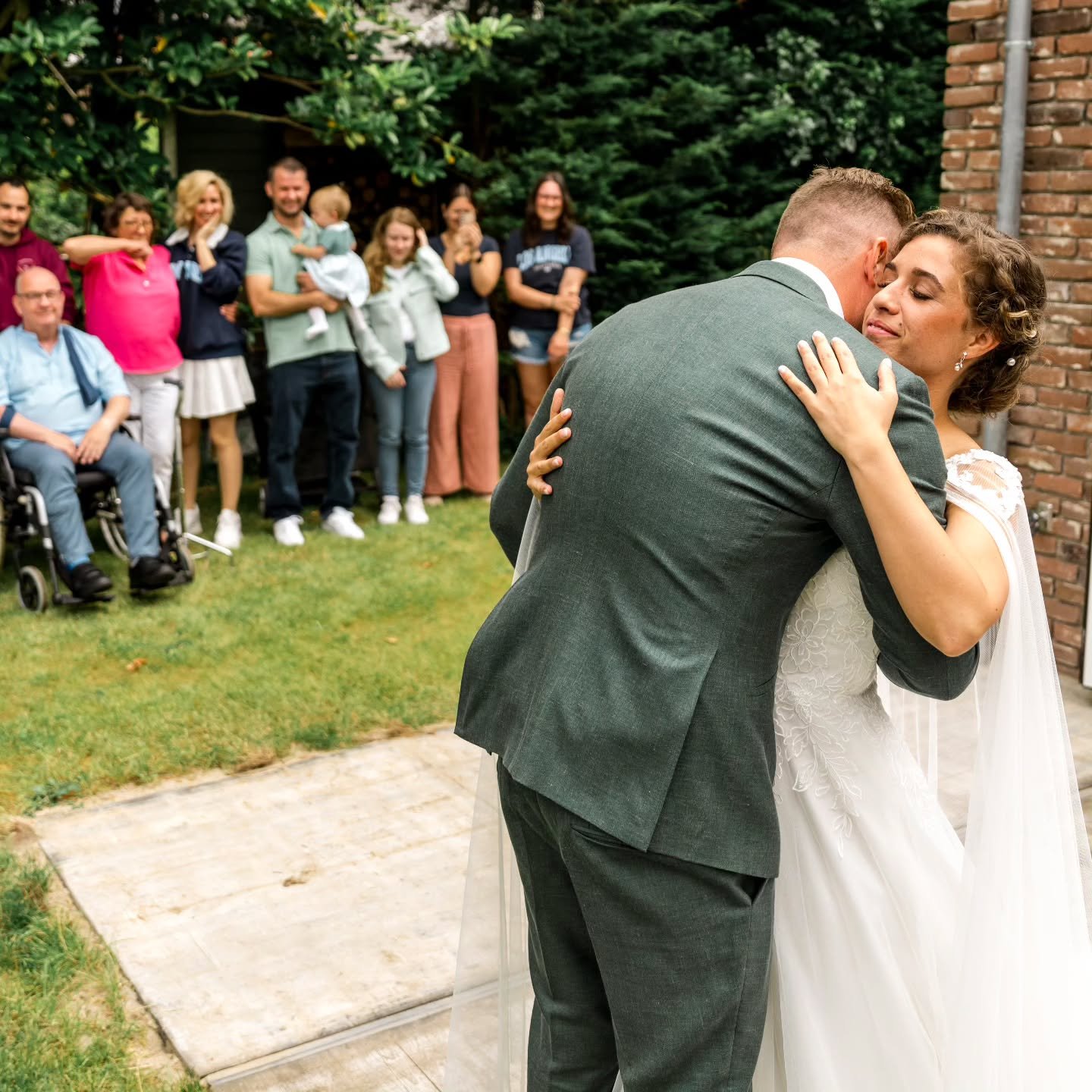 Vaak wordt de first look gezien als een priv&eacute;moment, maar er is iets magisch aan de versie m&eacute;t jullie favoriete mensen op de achtergrond. 
De ingehouden adem van je beste vriendin, de trotse glimlach van je vader en dat ene enthousiaste