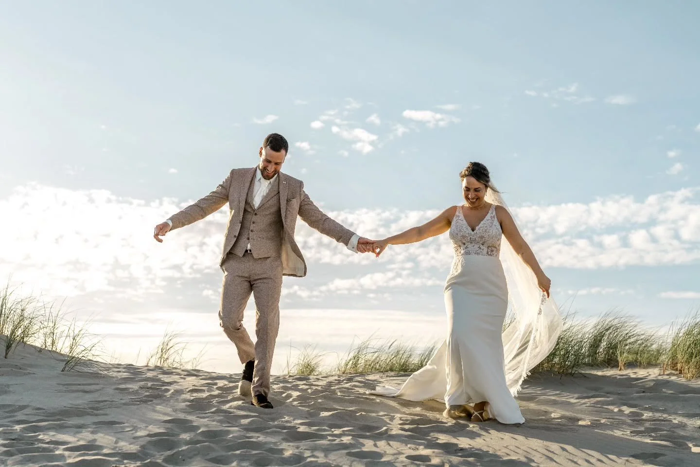 Het gouden uur is meer dan alleen mooi licht. Het is het moment dat de dag even vertraagt. De ceremonie is geweest, de felicitaties zijn achter de rug en de avond staat op het punt van beginnen.

Even de wind door je haren en die eerste echte realisa