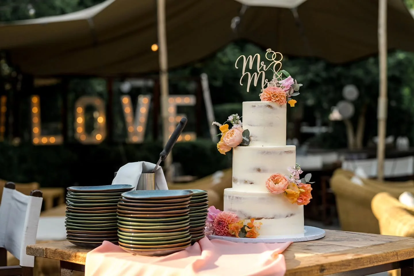 Het zit 'm (ook) in de details. 🍰✨

Tussen alle grote momenten door, zijn het vaak de kleine details die de dag kleur geven. 
Letterlijk, in dit geval! 😜

We nemen altijd de tijd om dit soort kunstwerkjes vast te leggen. Niet alleen omdat het er pr