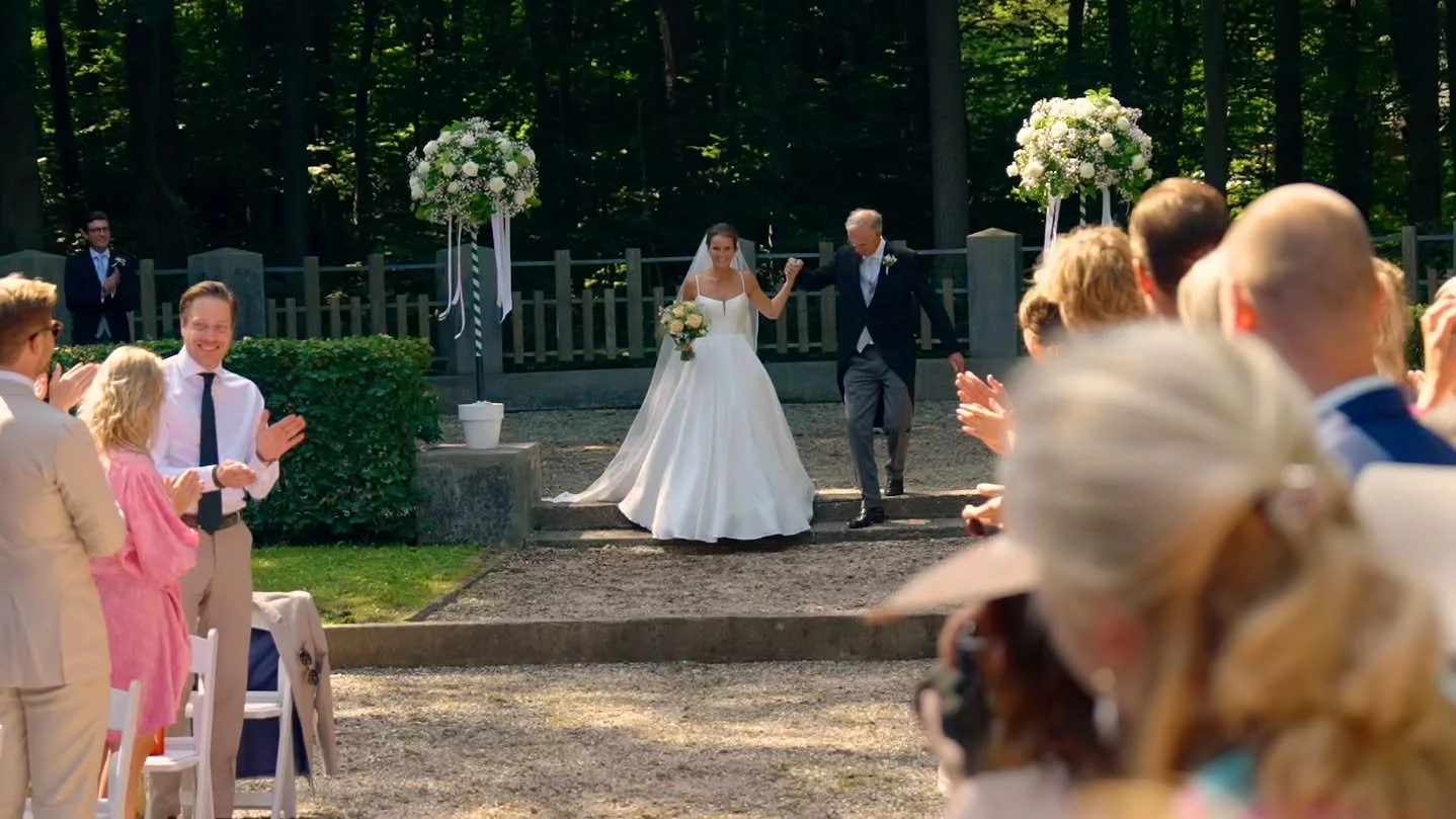 Niet iedereen loopt met haar vader naar het altaar.

Voor sommigen is dit h&eacute;t moment waar ze al jaren naar uitkijken. Voor anderen ligt hier juist iets kwetsbaars.
Juist daarom voelt dit zo bijzonder.

De blik.
De spanning.
Alles wat er niet w