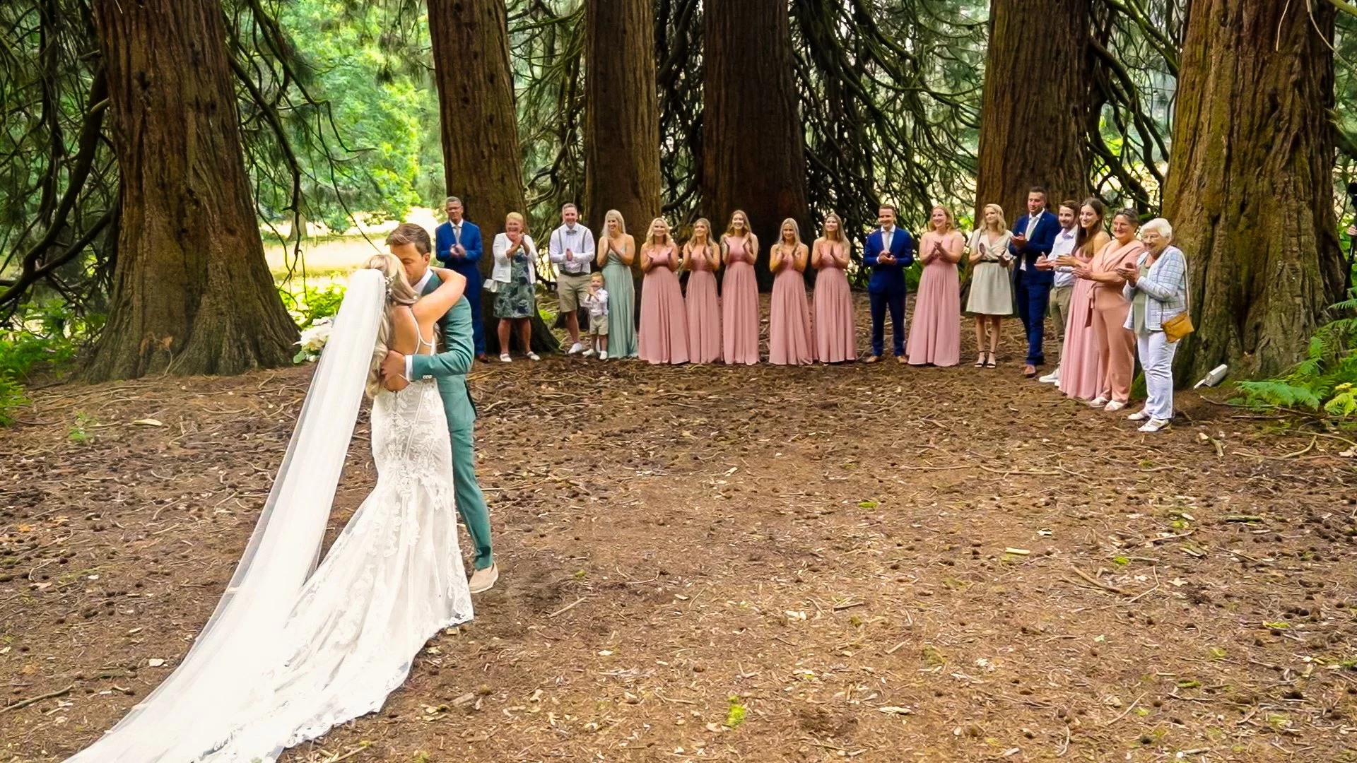 Bruidspaar tussen sequoia bomen - Landgoed Rhederoord - State of Dreaming