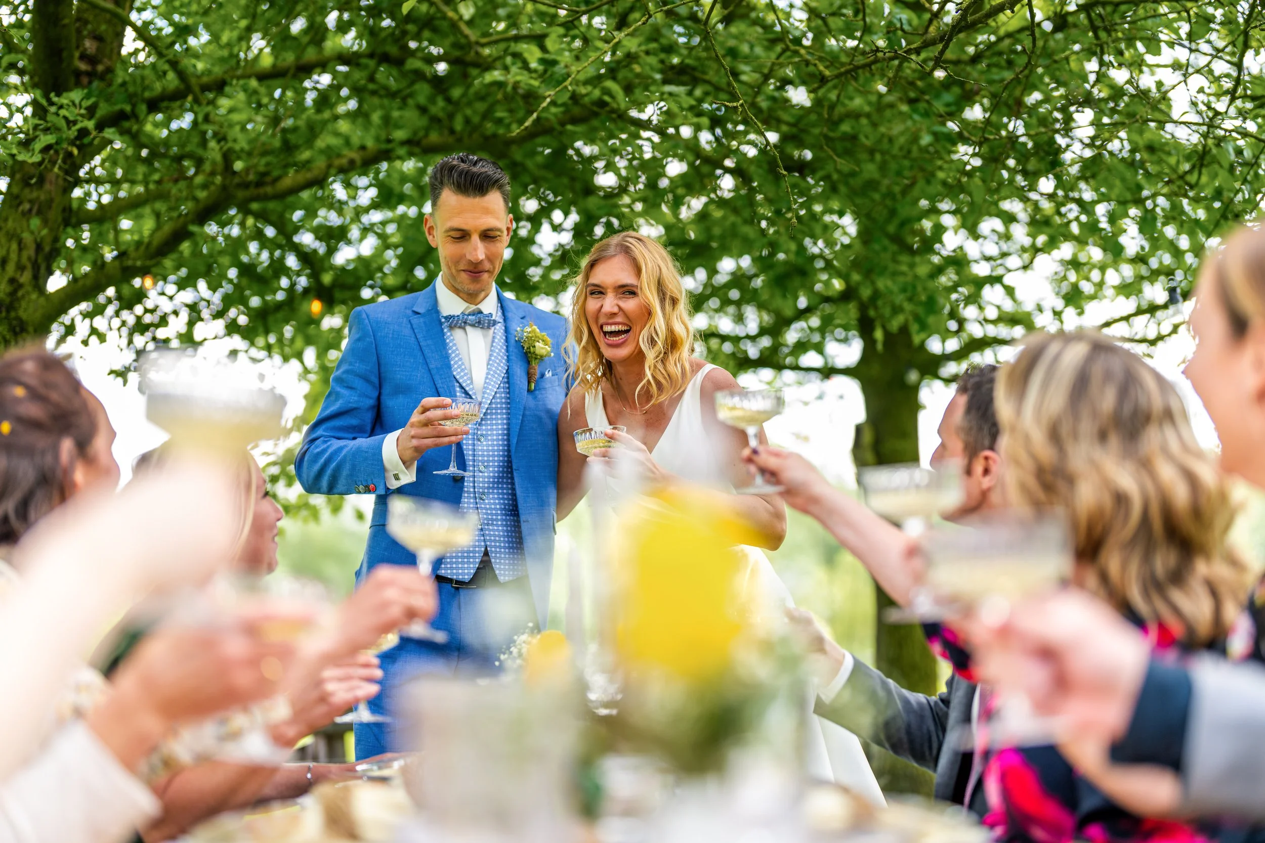 proostend bruidspaar in de lente