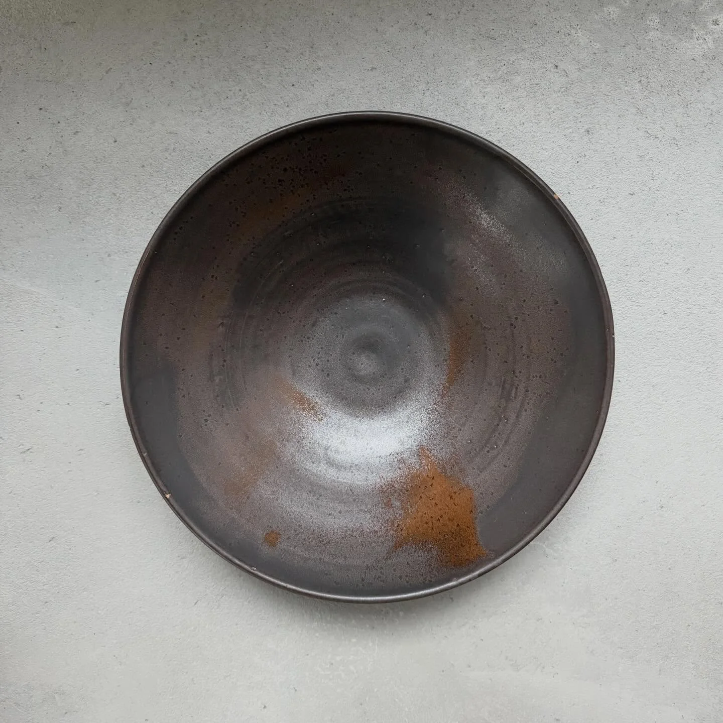 Grosse Fr&uuml;chteschale, die n&auml;chste Woche nach Bern umziehen darf. Der Platz auf dem USM ist schon reserviert. Danke f&uuml;r die Bestellung Regula. 🤎

#handmadeceramics #privatehome #bern #ittigenbern