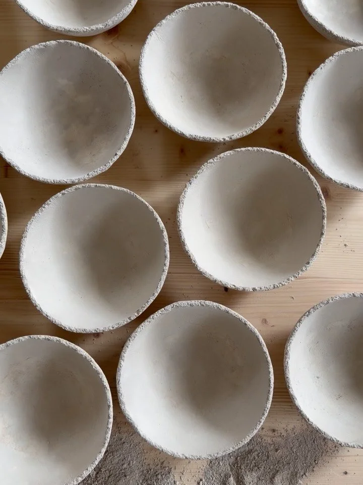 Bowls, die beidseitig benutzt werden k&ouml;nnen. Mit sehr rauhem hellen Steinzeug Ton.

#stoneware #plates #bowls #handbuilt #japandi