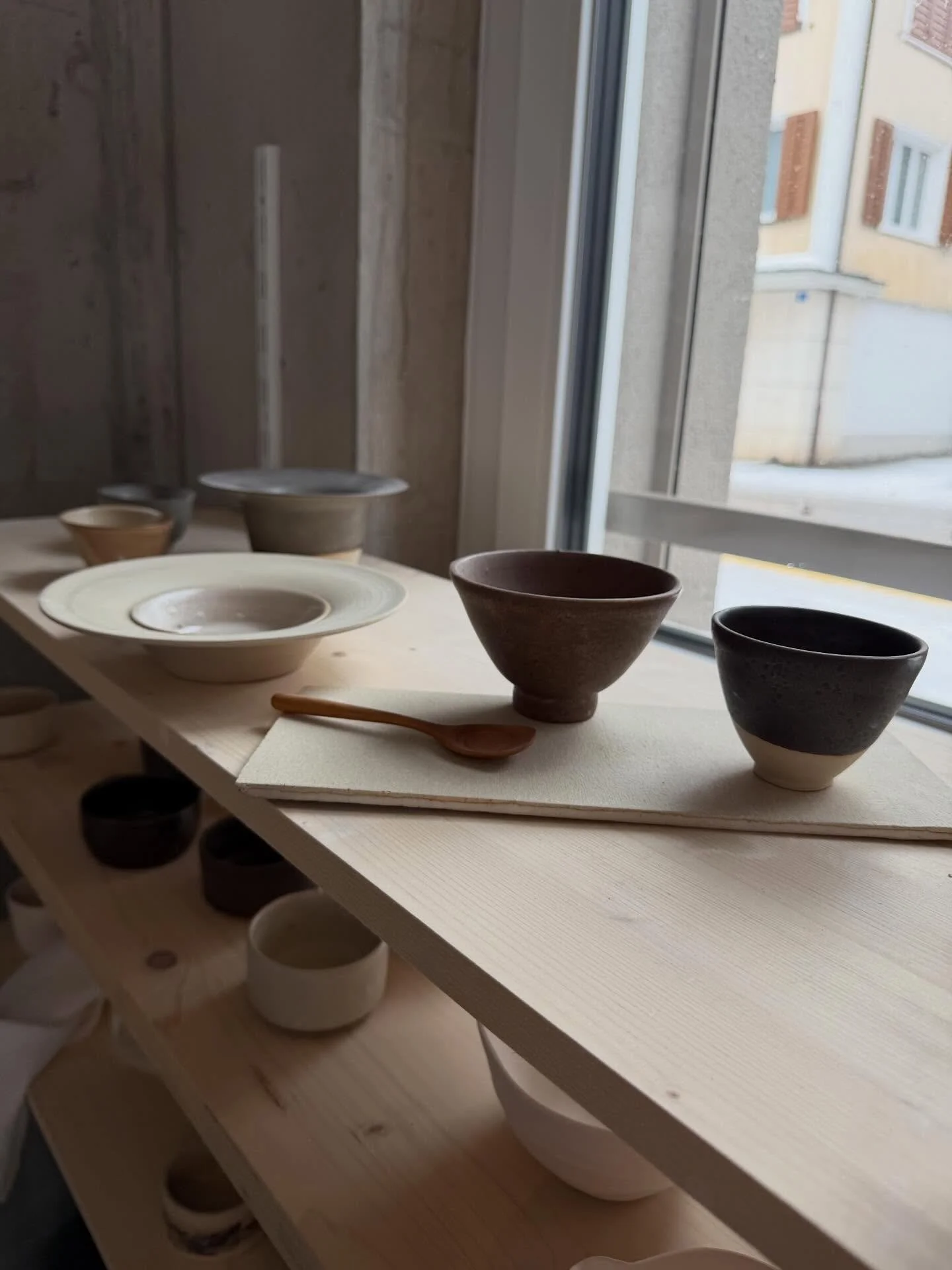 Eindr&uuml;cke aus dem Atelier von heute.

1. am Fenster
2. Nachschub f&uuml;r @mamie.patisserie 💜 am trocknen
3. Organisch #loveit 
4. immer wieder so.. #loveitweniger 
5. Aussichten

#maelia #ceramics #handcrafted