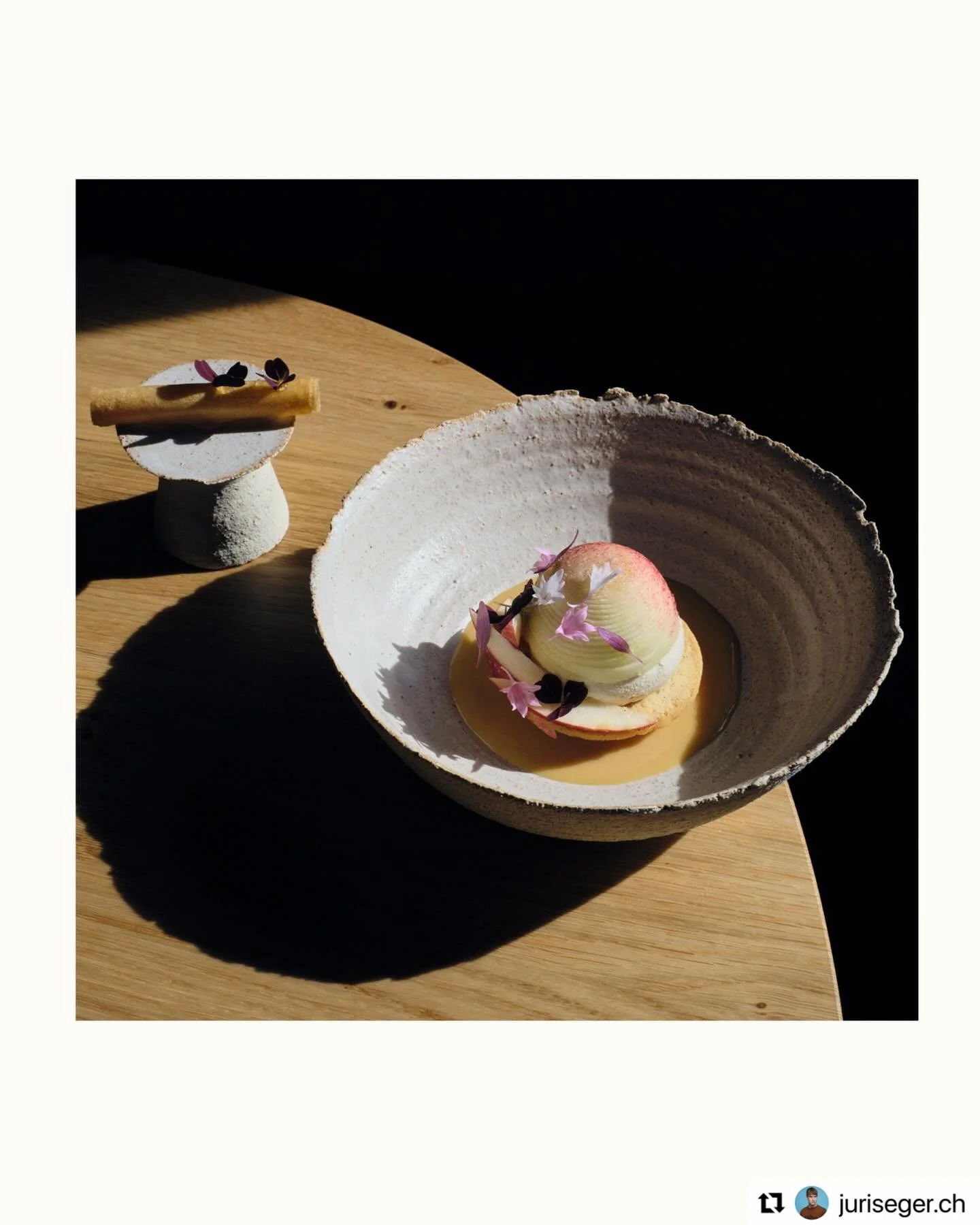 #Repost @juriseger.ch 
・・・
Apfel Dessert von @mario_siegrist  f&uuml;r den Marmite Youngster Wettbewerb 2025. Geschirr handgemacht von @maelia_ceramics 🍎

#marmiteyoungster #Food #fotografie #switzerland
juriseger