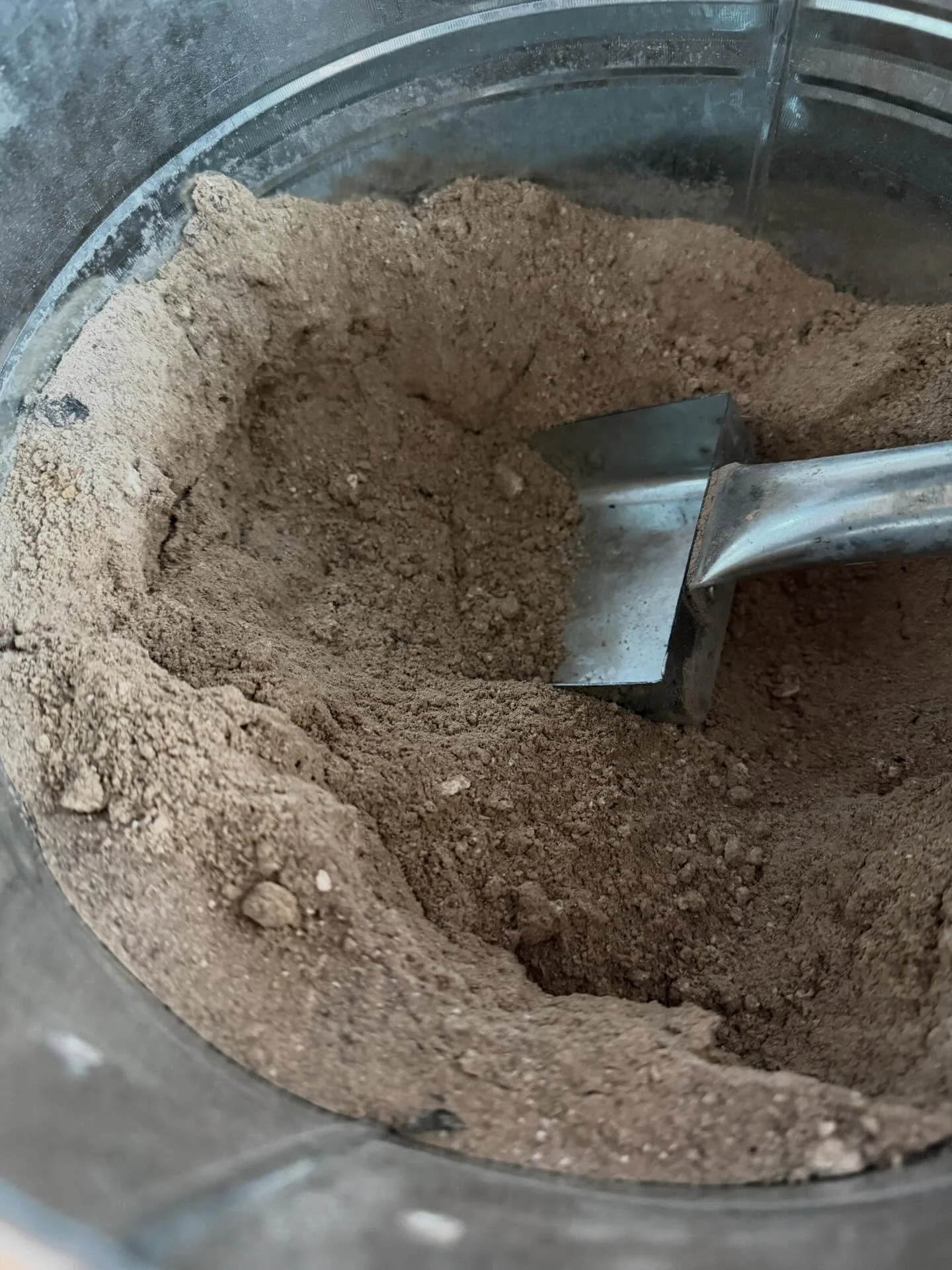 Asche aus Buchenholz - daraus entstehen wundersch&ouml;ne Glasuren. 
Die Teller auf Bild 3 werden heute damit glasiert. Erste Resultate dann morgen.

#ashglaze #schweizerqualit&auml;t #maelia
#keramik #handgefertigt