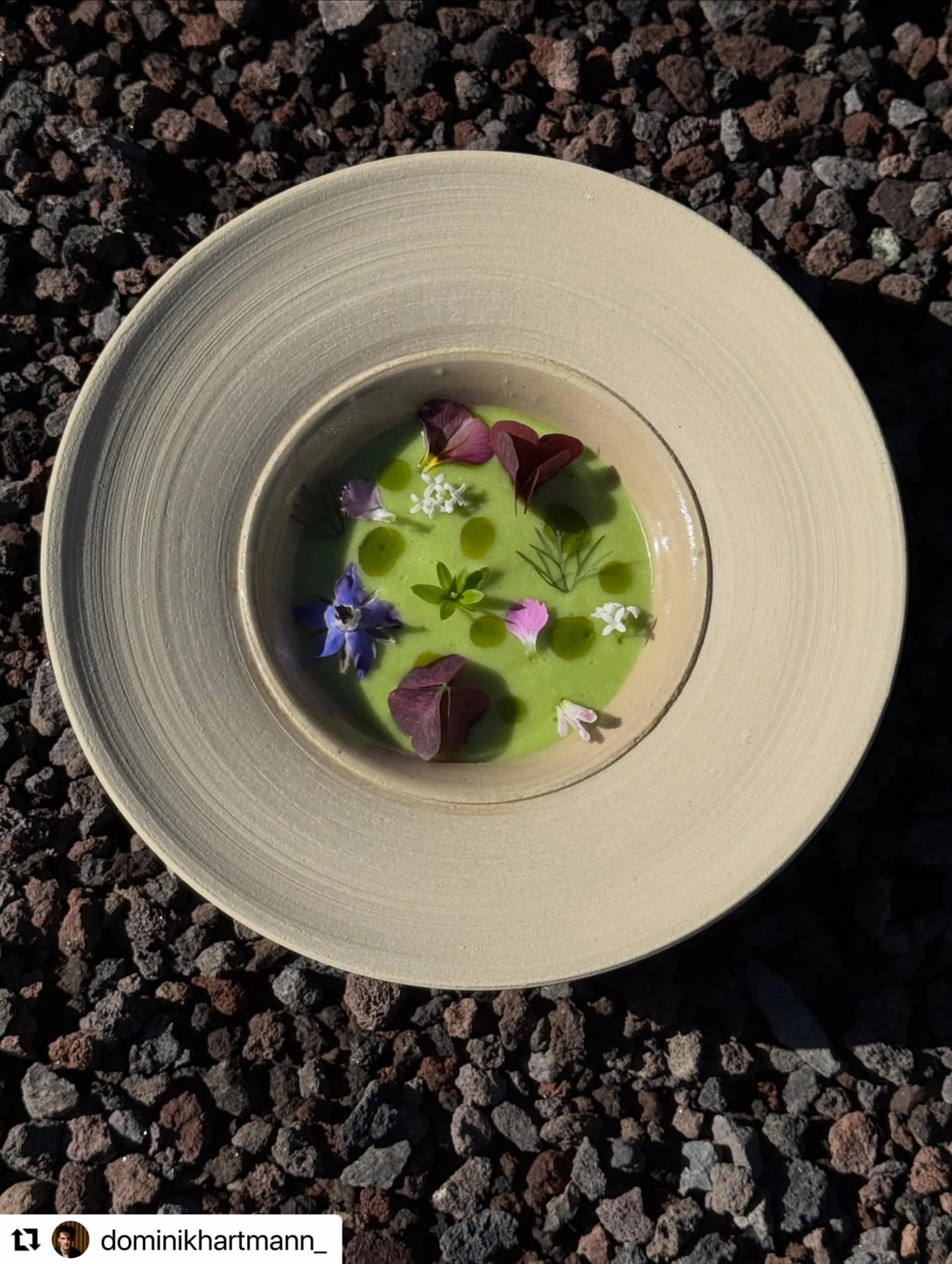 Teller mit Drehrillen. Der Innenteil mit Ascheglasur, die Fahne unglasiert. 
Danke @restaurant_magdalena @dominikhartmann_ f&uuml;r die inspirierende Zusammenarbeit 💜

#Repost @dominikhartmann_ 
・・・
fr&uuml;hling 🌷