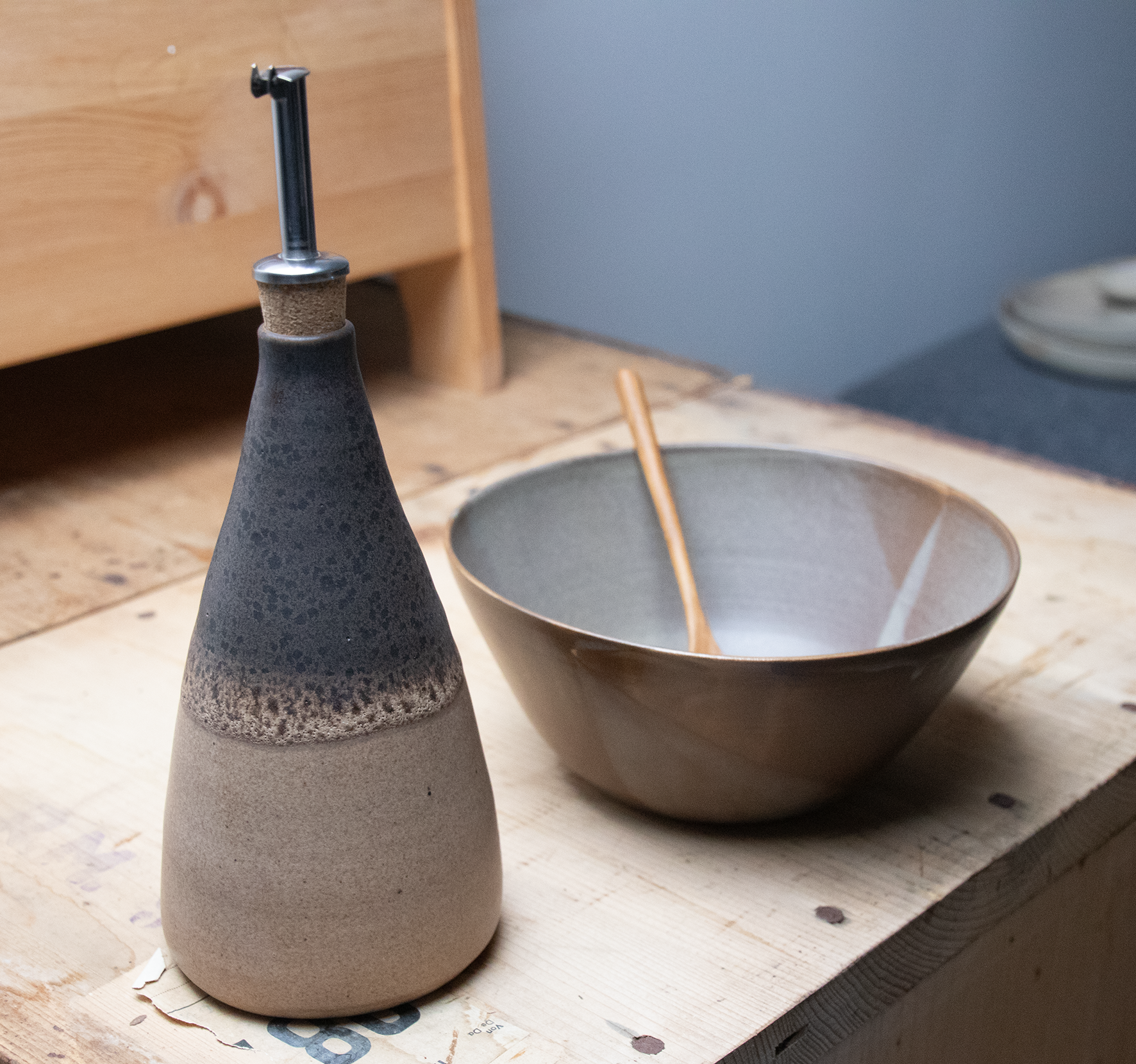 Ölflasche und Bowl mit Löffel