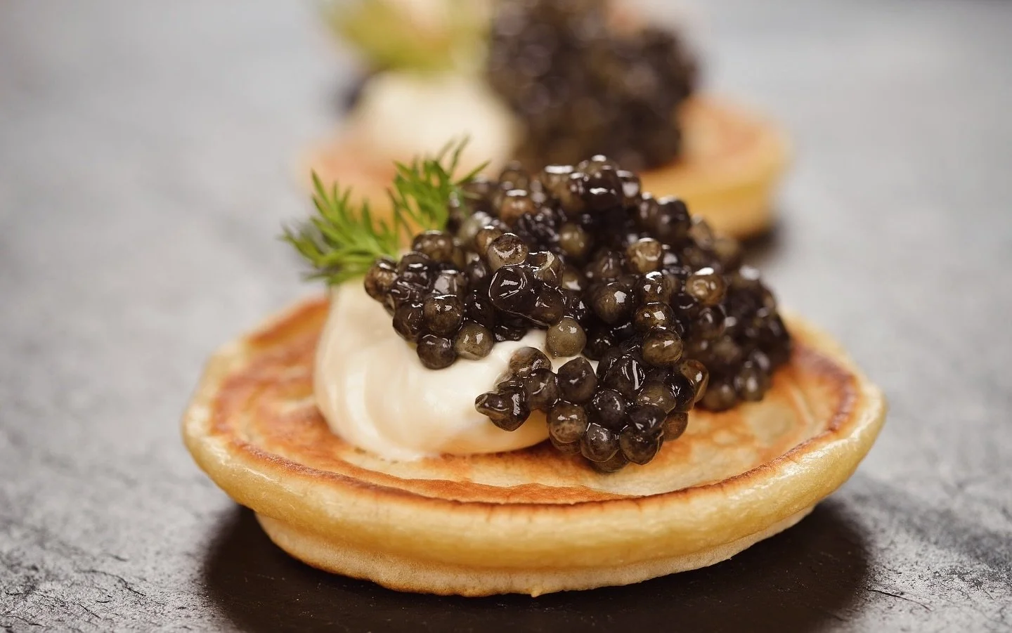 &iexcl;Disfrutando de un momento gourmet! 🥂✨ Nada como unos blinis con caviar para hacer el d&iacute;a m&aacute;s especial. #DeliciasGourmet #BlinisYCaviar #SaborExquisito #caviarlovers# caviarlover #caviarguru #thecaviarparty #caviargold #caviarhou