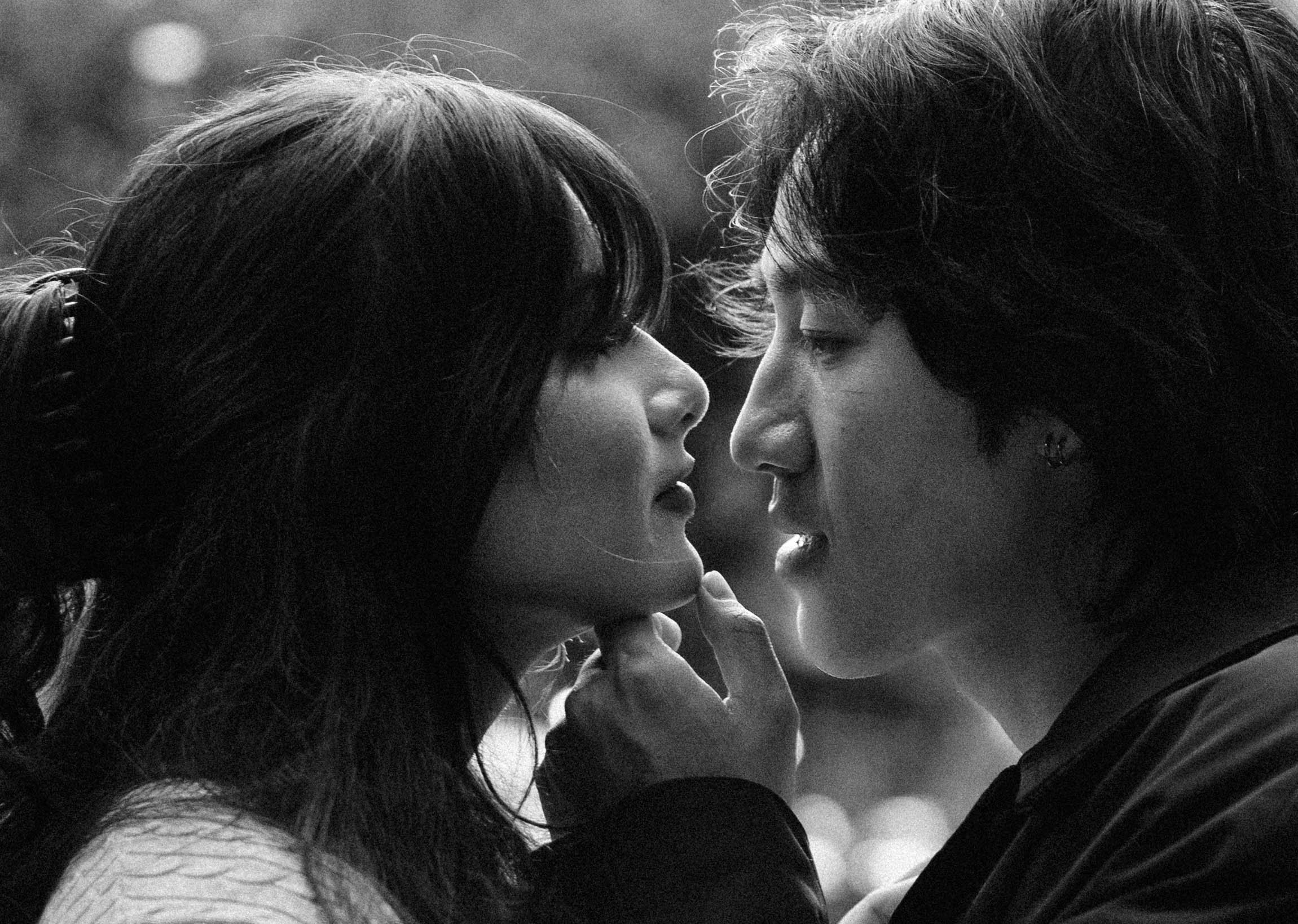 Sonja Malic capturing a black-and-white photograph of a couple in love. Cinematic couples photograph in black and white in NYC.