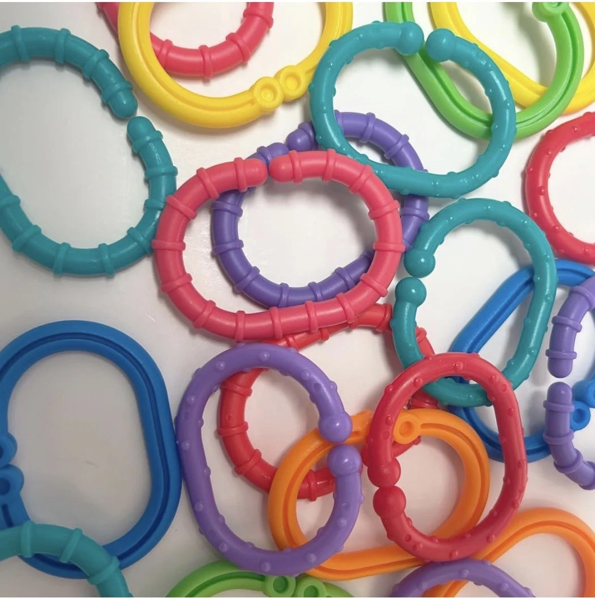 Easy to hold + keeps toys close