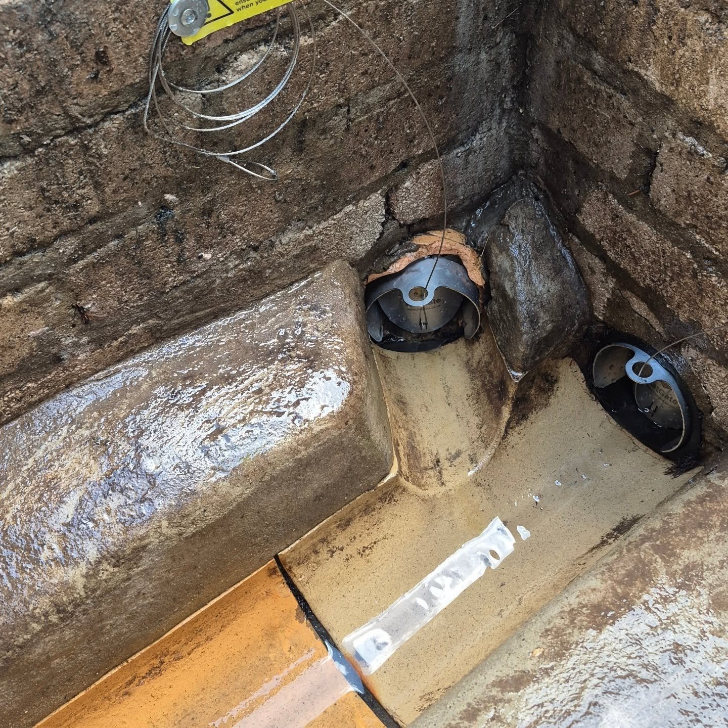 Rats in the drains? Not anymore!
After a detailed CCTV survey and a full silt removal, we discovered clear signs of rat activity in a customer's inspection chamber. To put an end to the issue, we installed high-quality rat gates to the sewer lines &m