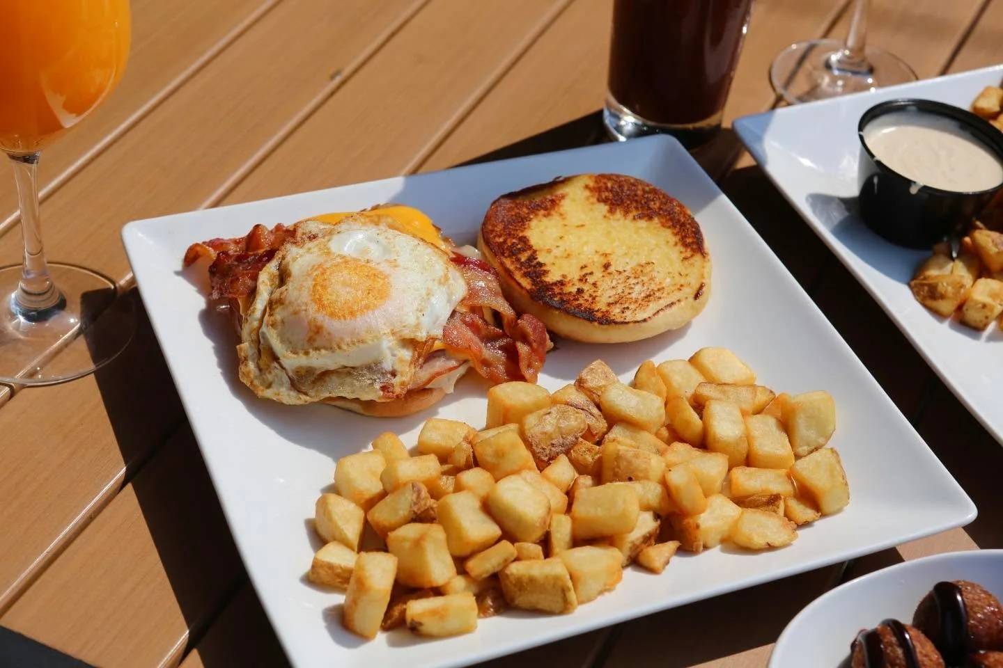 Brunch + Football + Merll&rsquo;s = the best Sunday plans ever🏈🤩
We&rsquo;ve got the NFL Sunday Ticket, so come grab some brunch and enjoy watching all of your favorite teams!