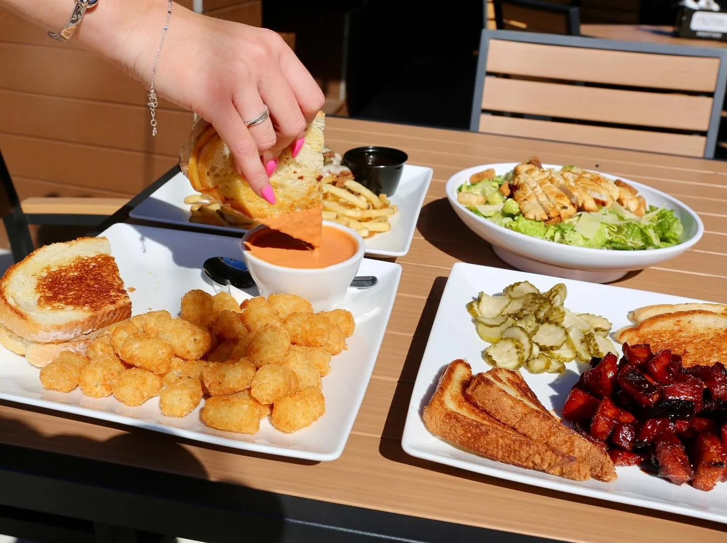 The sun&rsquo;s out, so you should be out on the Merll&rsquo;s patio too!🤩☀️
Don&rsquo;t forget, we&rsquo;ve got football all weekend long AND Cubs playing tomorrow night!🏈⚾️

#merlls #merllspubpatio #waukee #waukeeiowa #pubandpatio #collegefootbal