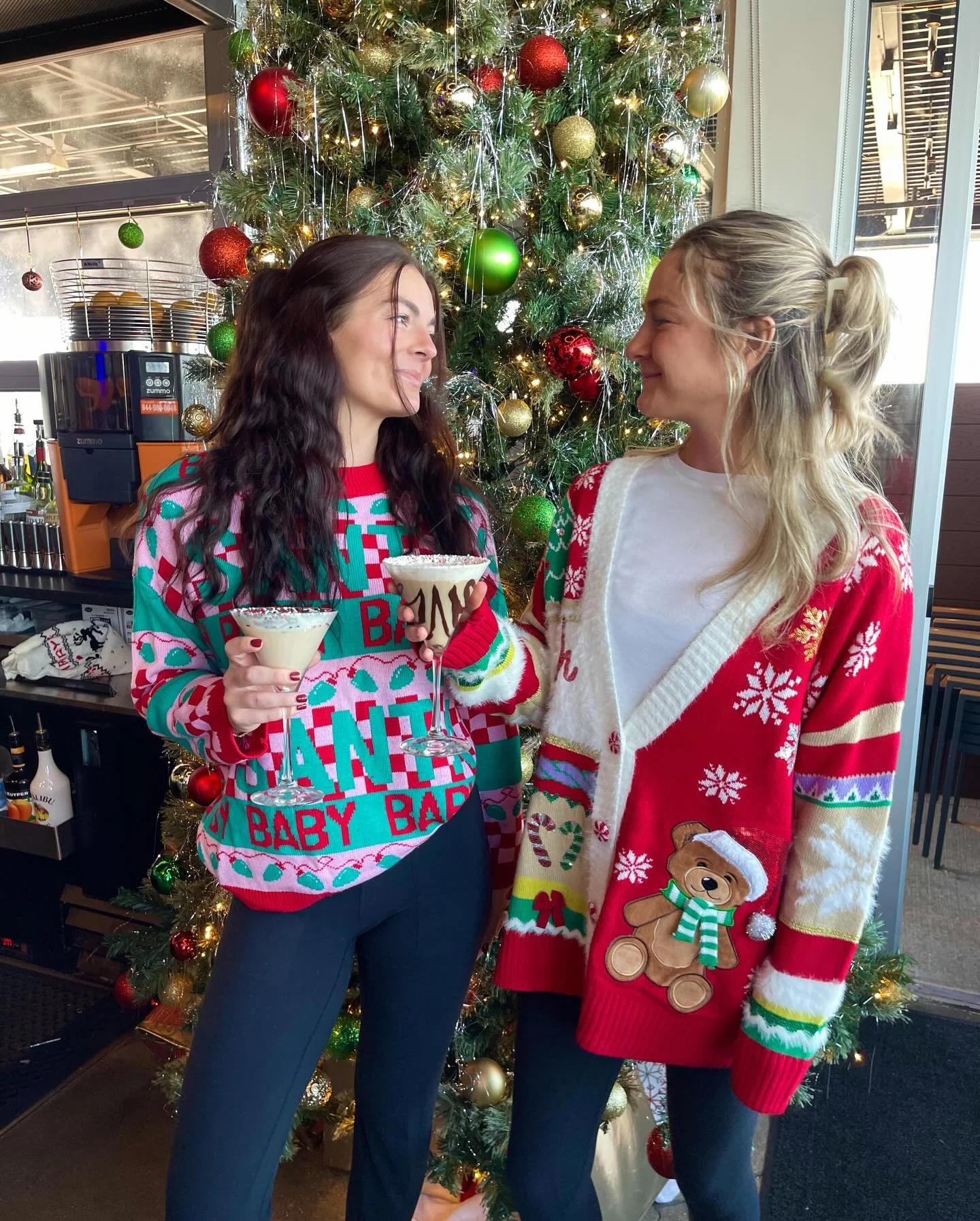 Ooo, baby it&rsquo;s cold outside!❄️☃️
The best way to warm up is with your favorite people and a Christmas cocktail in hand at Merll&rsquo;s🥂🎄

#merlls #merllspubpatio #waukee #waukeeiowa #miracleatmerlls #christmas #popupbar #christmaspopup #chri