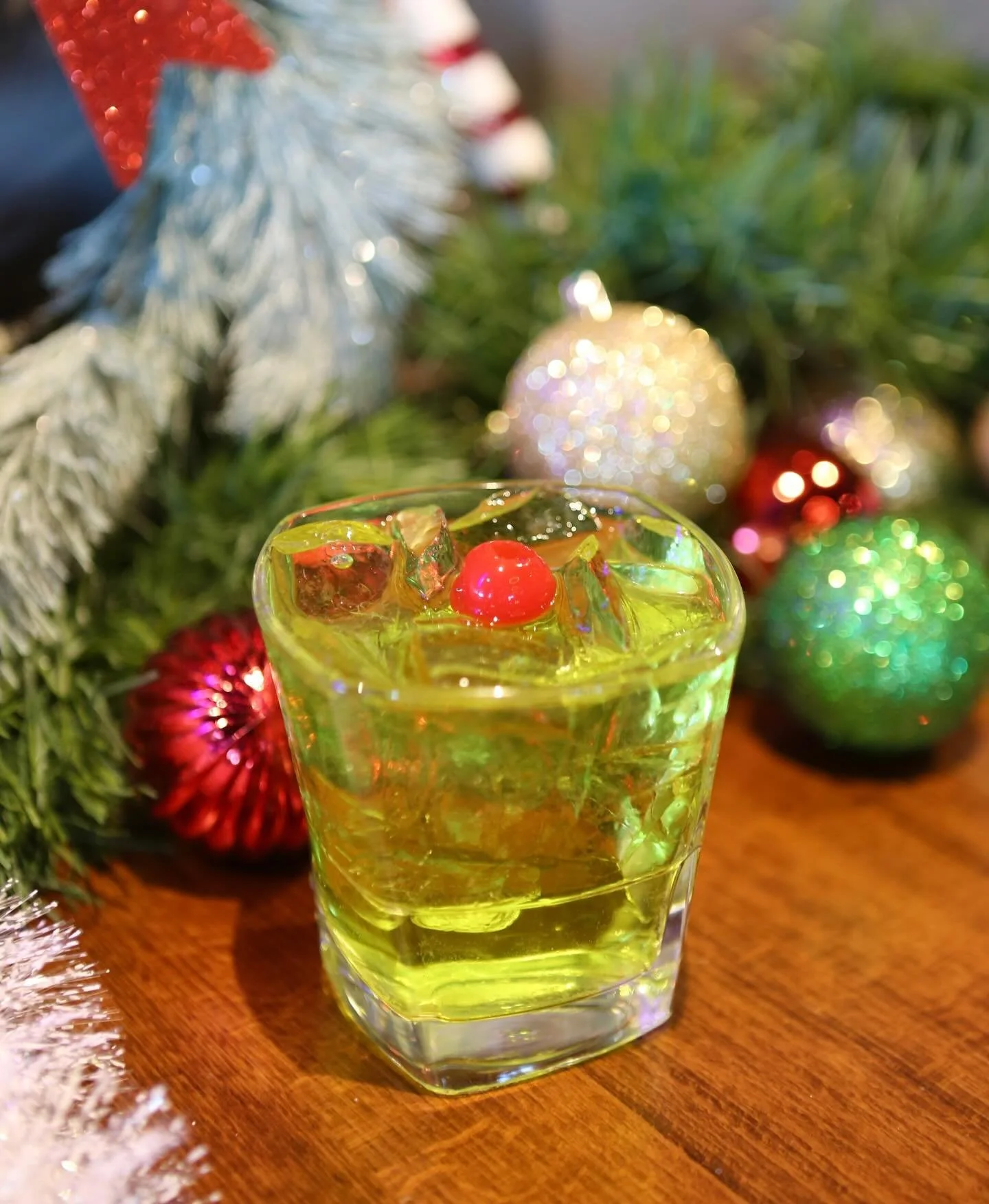 Thirsty Thursday calls for you to be at Miracle at Merll&rsquo;s sipping on some holiday cocktails!🥂🎄
We open at 11am, come get your day started right!

#merlls #merllspubpatio #waukee #waukeeiowa #miracleatmerlls #christmaspopup #christmas #christ