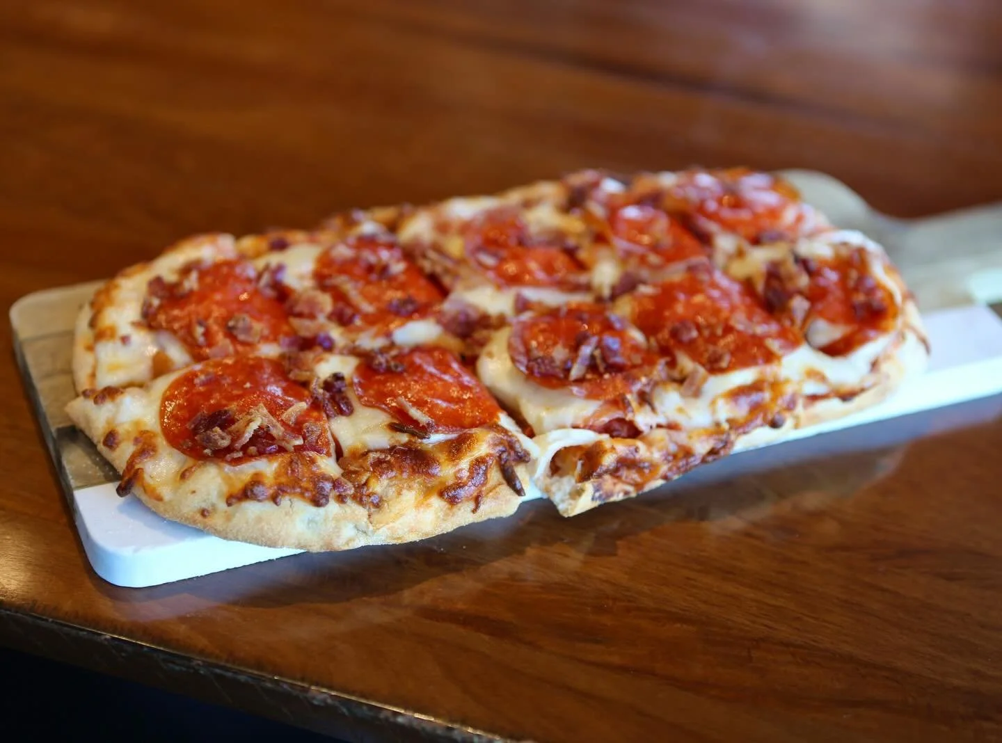 What&rsquo;s the best way to warm up on a chilly day? With a pizza at Merll&rsquo;s!🍕
We promise it&rsquo;s worth you braving the cold🥶

#merlls #merllspubpatio #waukeeiowa #flatbreadpizza #warmupwithus