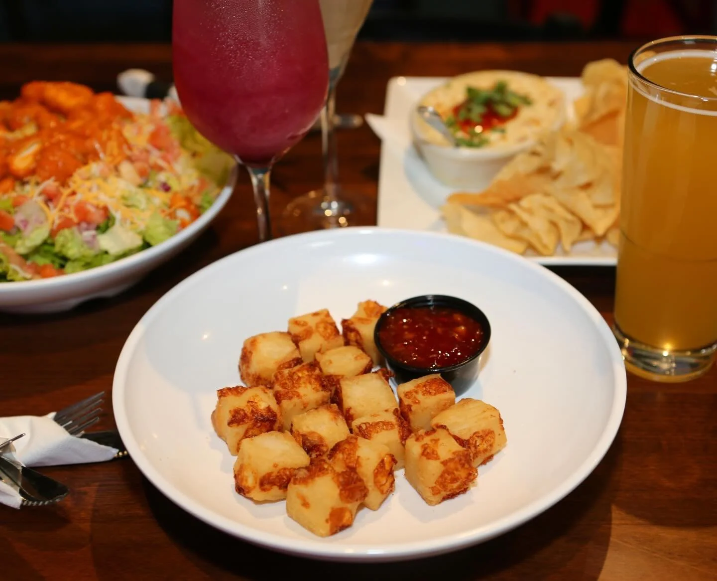 You can never go wrong with some Merll&rsquo;s cheese curds to start off your meal😋🧀
Plan your weekend outing to Merll&rsquo;s now!

#merlls #merllspubpatio #waukeeiowa #cheesecurds