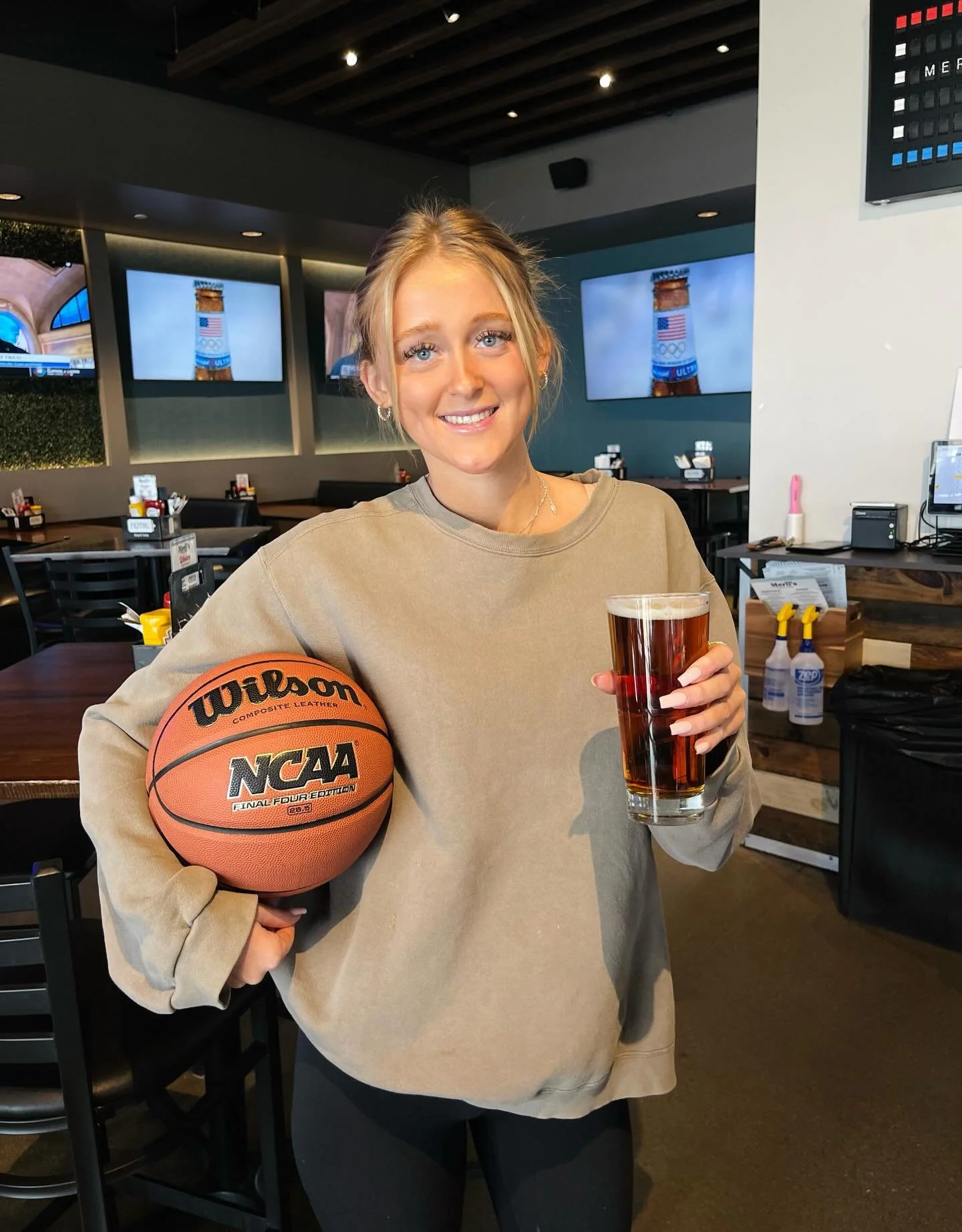 Get ready for your basketball filled weekend at Merll&rsquo;s!🤩
Here&rsquo;s our lineup :
🏀Iowa Men&rsquo;s play today at 11am
🏀Iowa State Men&rsquo;s play today at 3pm
🏀Iowa State Women&rsquo;s play tomorrow at 1pm
🏀Iowa Women&rsquo;s play tomo