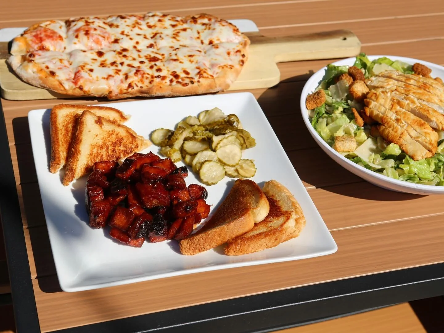 It&rsquo;s cooling back down after today! Take advantage of this sunny weather by heading to Merll&rsquo;s for a meal😋☀️

#merllspubpatio #merlls #waukeeiowa #patioweather #sunnyday