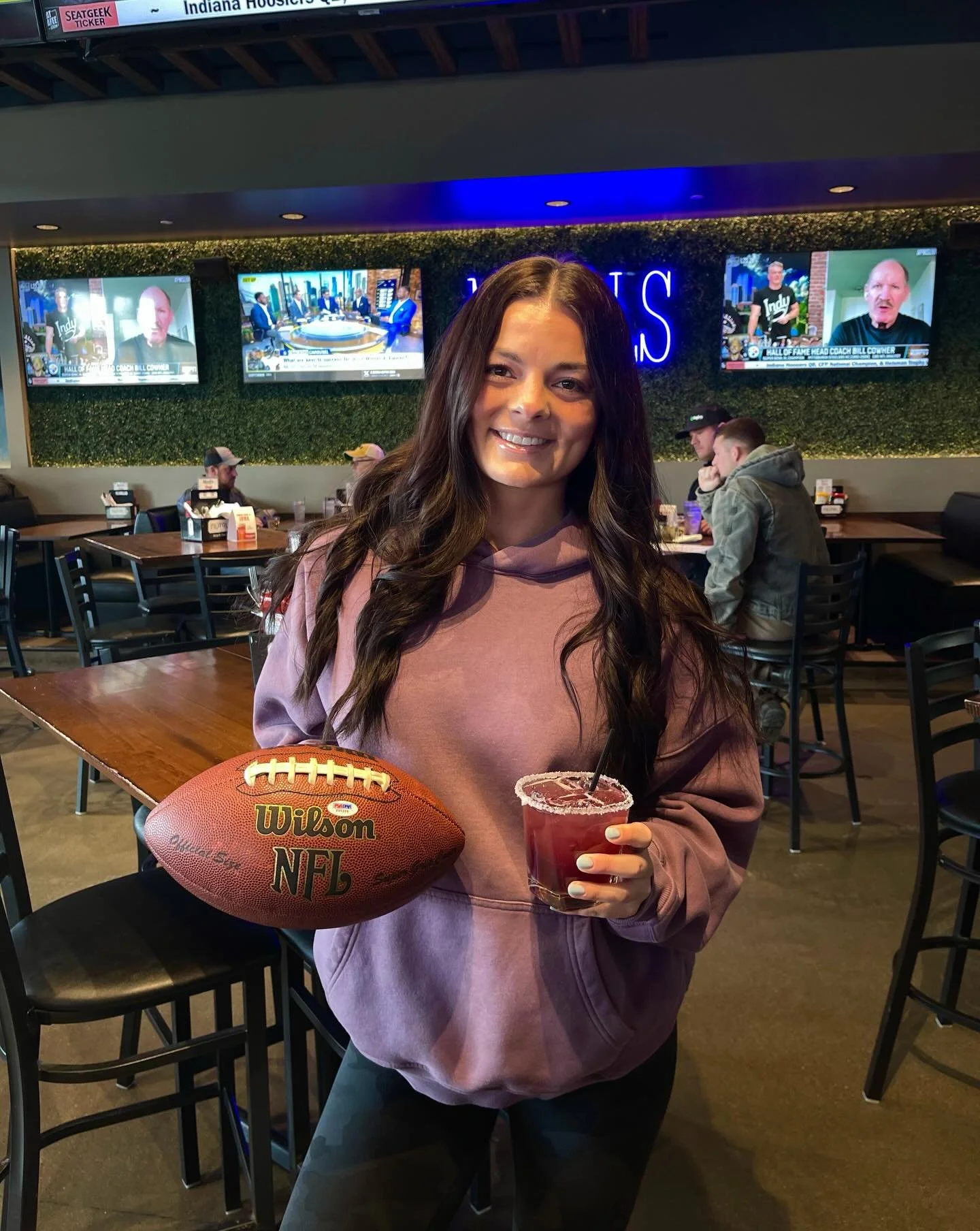 Football fans, we&rsquo;ve got the NFL Draft starting TONIGHT🏈‼️
Catch all of the action at your favorite pub and patio🍻

#merlls #merllspubpatio #nfldraft #sportsbar #waukeeiowa