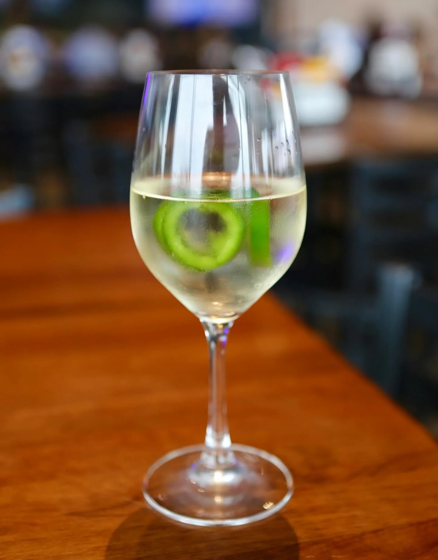 A Spicy Sauv at Merll&rsquo;s, Hallelujah🥂🫑
Spice up your day with our Sauvignon Blanc with Frozen Jalape&ntilde;os☀️

#merlls #merllspubpatio #spicysauvignonblanc #hallelujah #springcocktails