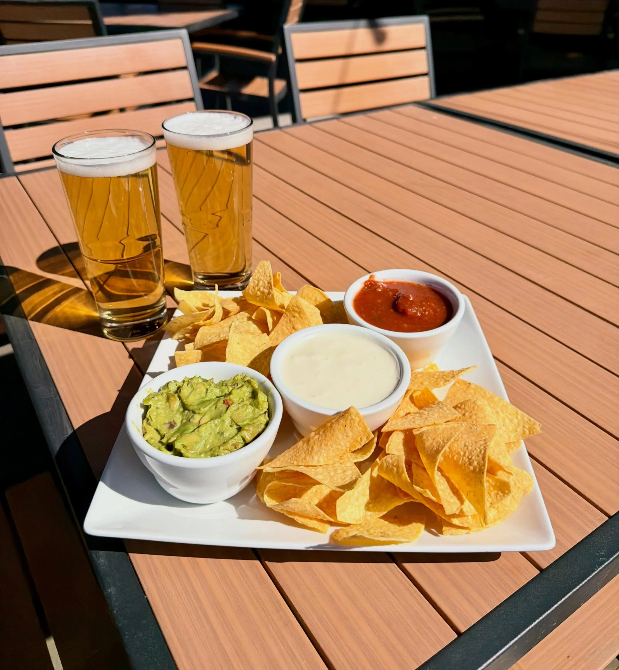Can&rsquo;t get much better than a Chip Trio out on the Merll&rsquo;s patio!🥑🧀🍅
Your plans for this weekend are right here☀️

#merlls #merllspubpatio #waukeeiowa #patioseason #chiptrio