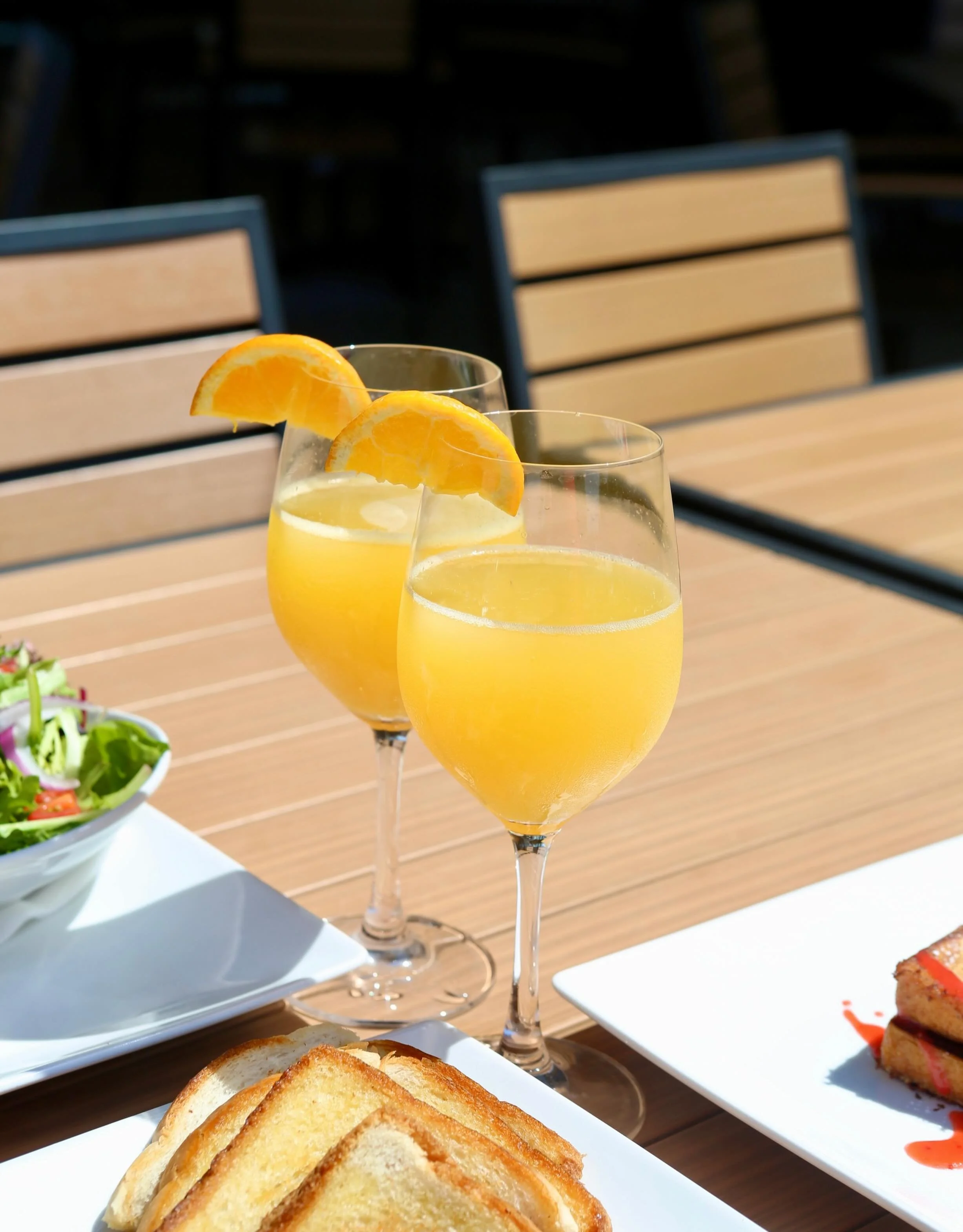 It&rsquo;s National Mimosa Day!🥂☀️
Here&rsquo;s your perfect excuse to head on over to Merll&rsquo;s for a delicious brunch out on the patio🍾

#merlls #merllspubpatio #nationalmimosaday #weekendbrunch #patioseason