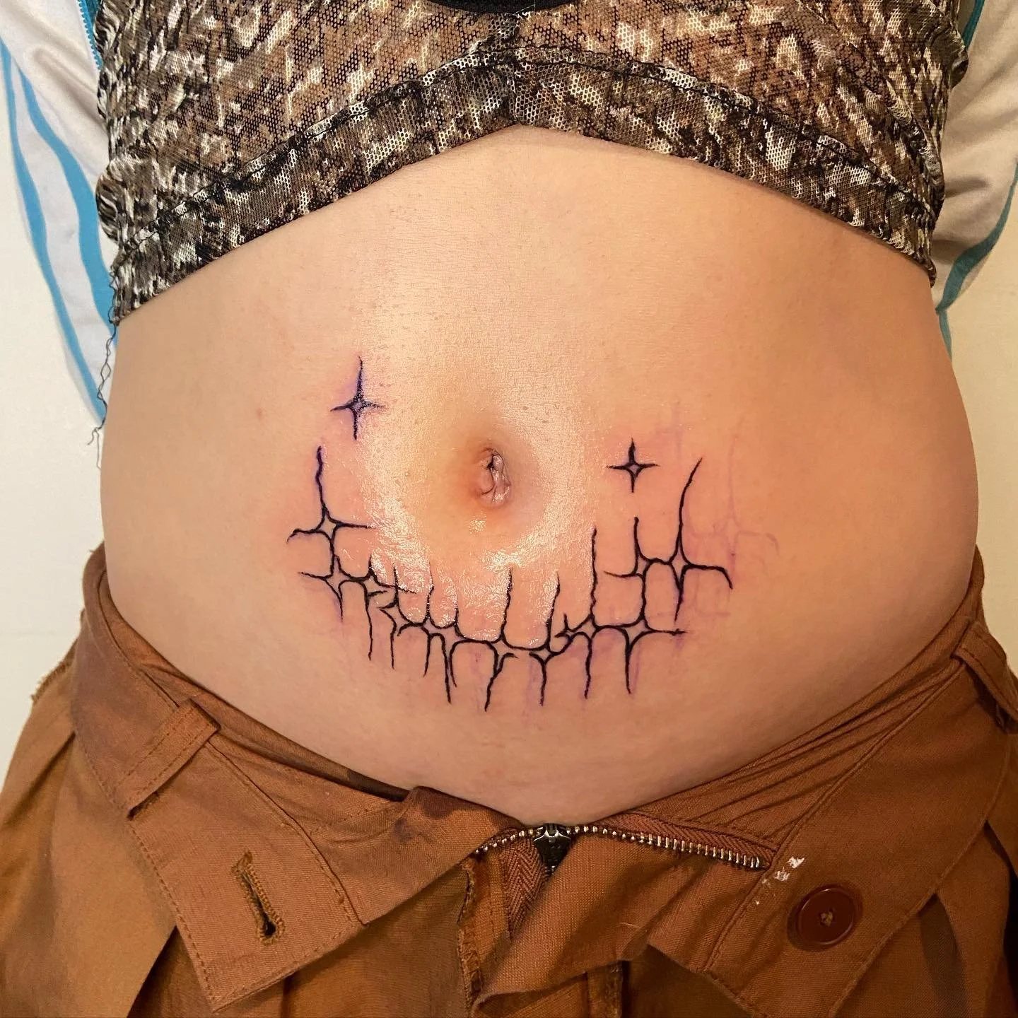 Tummy adornment from my flash sheet 🫧 ⚔️🌠
.
.
.
.
.
.
.
.
.
.
#qttr #abstracttattoo #linework #transtattooer #montrealtattoo #stars