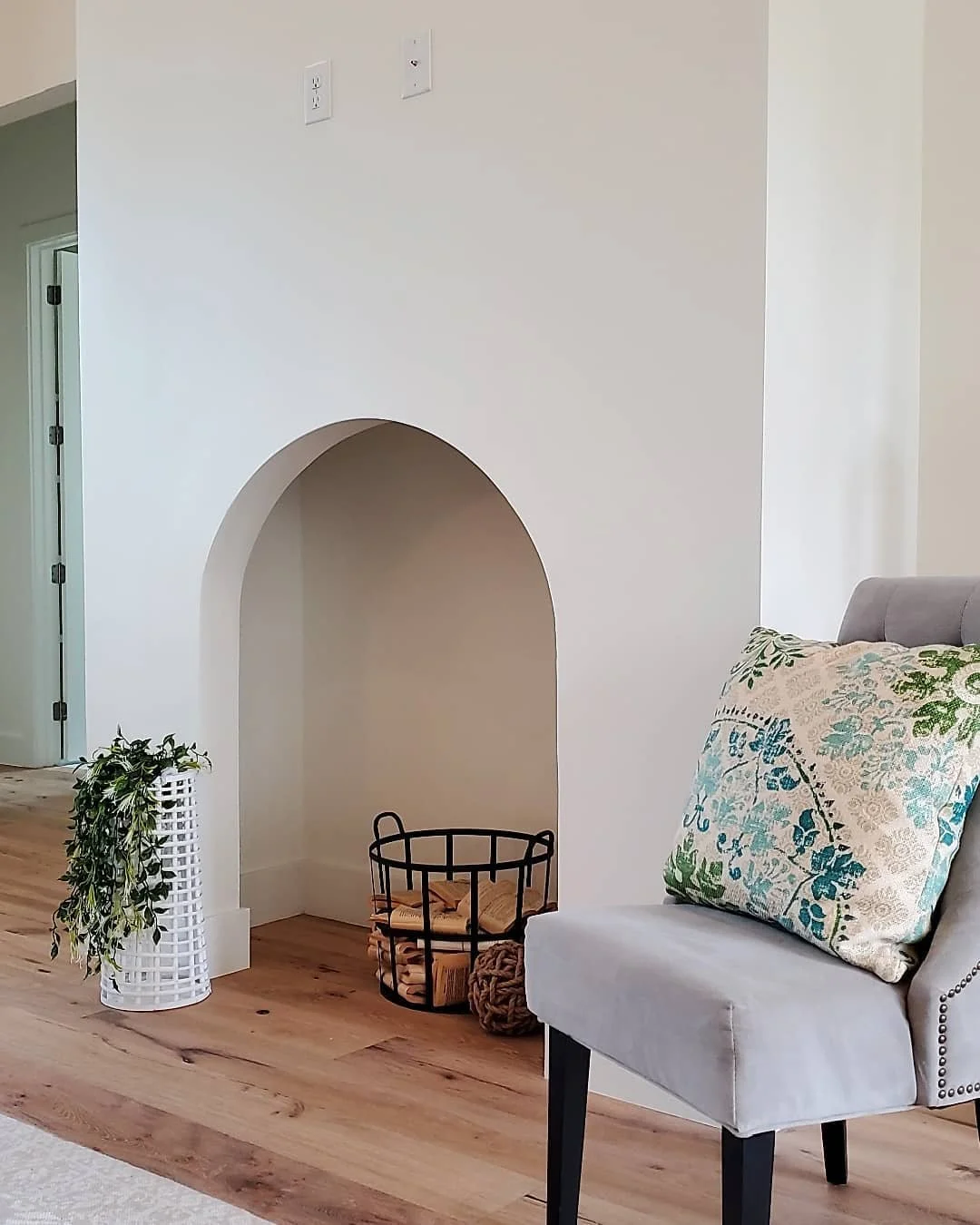Being in the south, we rarely reach freezing temperatures. So why is it that almost every home has a fireplace? How often are you utilizing your fireplace? What design element would you rather have in place of it? Let us know!!
.
.
#RealEstate #Realt
