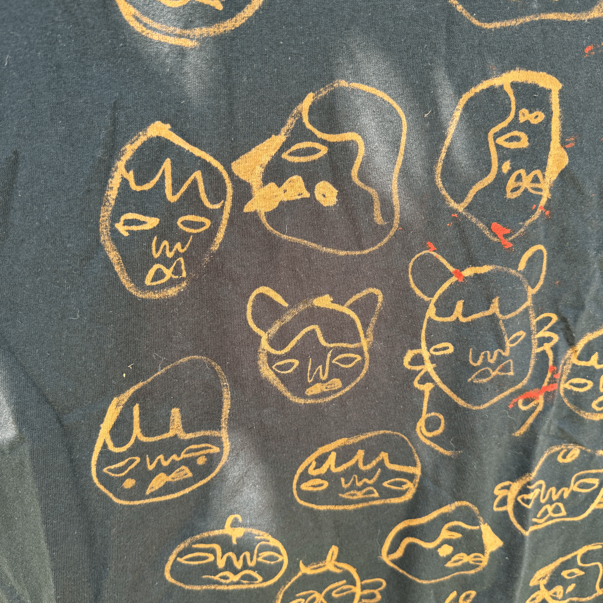 Faces tee