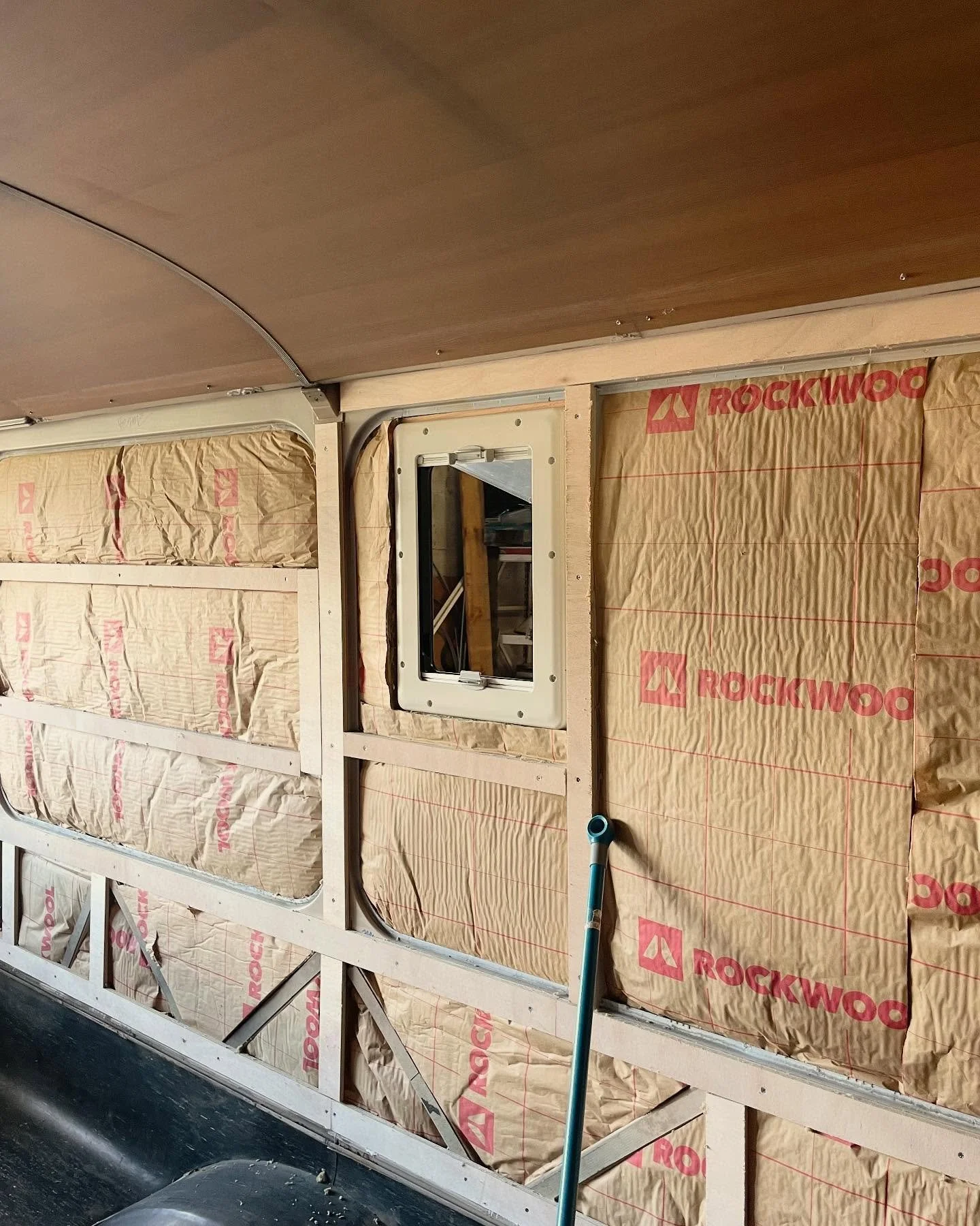 Isolation et pose des fen&ecirc;tres 🪚 
#solation #vanamenag&eacute; #vanlife #lifestyle #lifeofadventure #expeditiontruckbuild #ford #saviem #restomod #restomods #saviem #renaultsaviem #bus #busam&eacute;nag&eacute; #expedition #amenagementinterieu