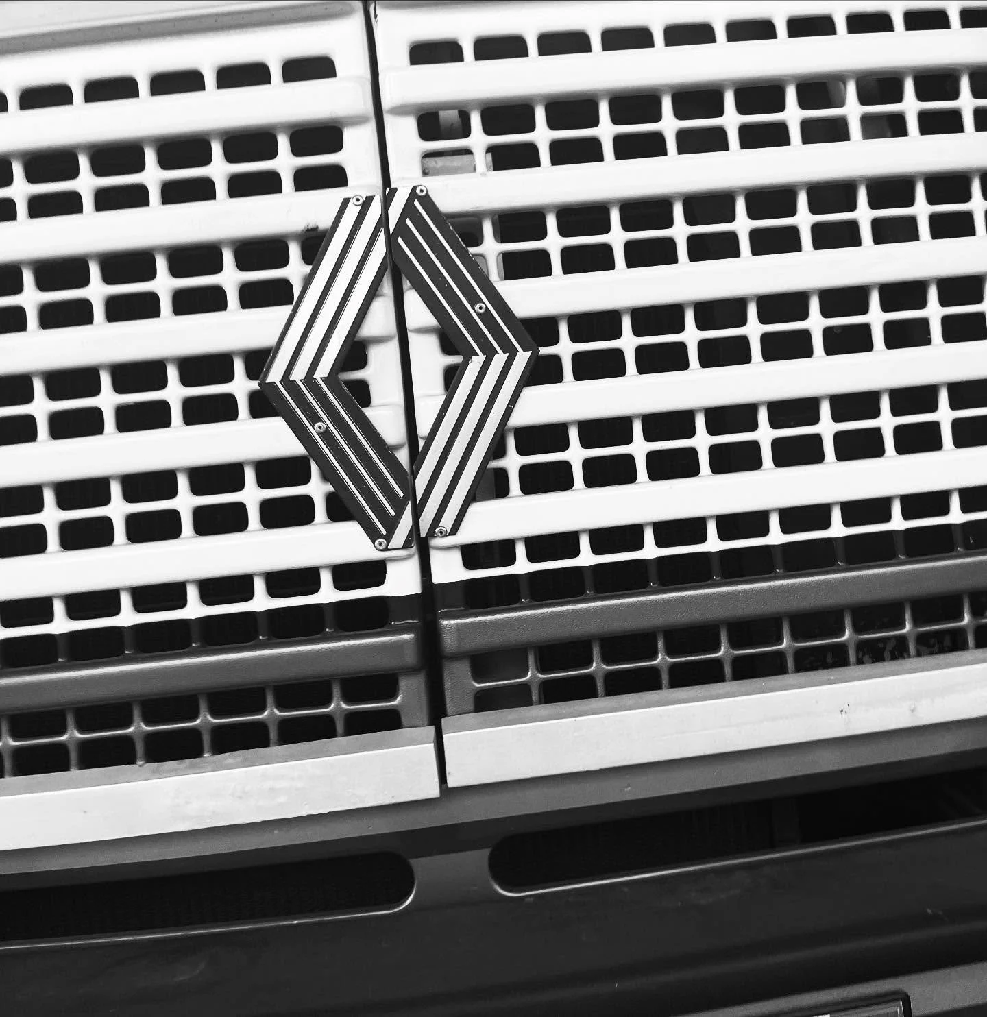 Restomod 🛠️ #fordE350 #vanamenag&eacute; #vanlife #lifestyle #lifeofadventure #expeditiontruckbuild #ford #saviem #restomod #restomods #saviem #renaultsaviem #bus #busam&eacute;nag&eacute; #expedition #amenagementinterieur #vintage #modernisation #v