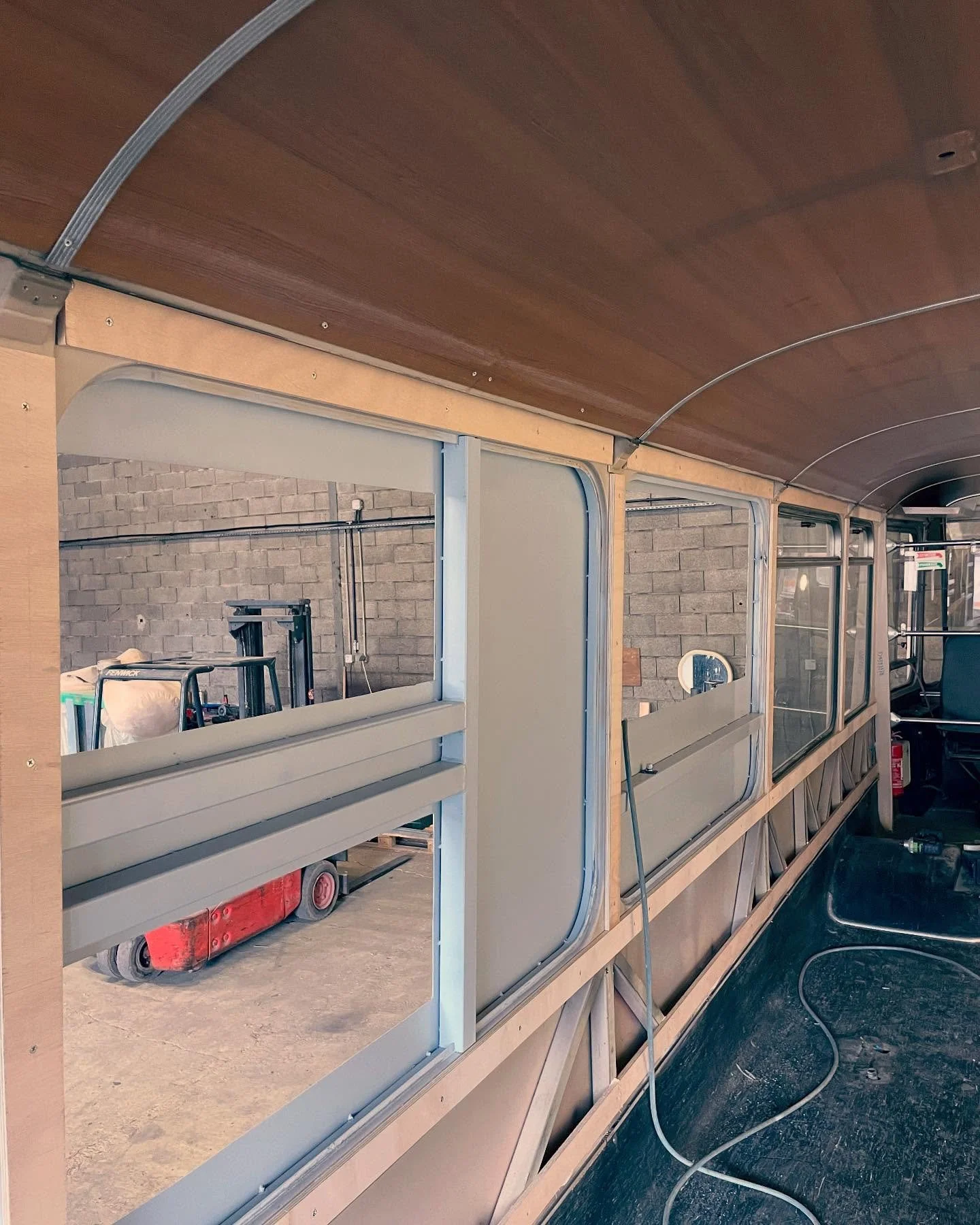 Avant / Apres #posedesfenetres #isolation #vanamenag&eacute; #vanlife #lifestyle #lifeofadventure #expeditiontruckbuild #ford #saviem #restomod #restomods #saviem #renaultsaviem #bus #busam&eacute;nag&eacute; #expedition #amenagementinterieur #vanlif