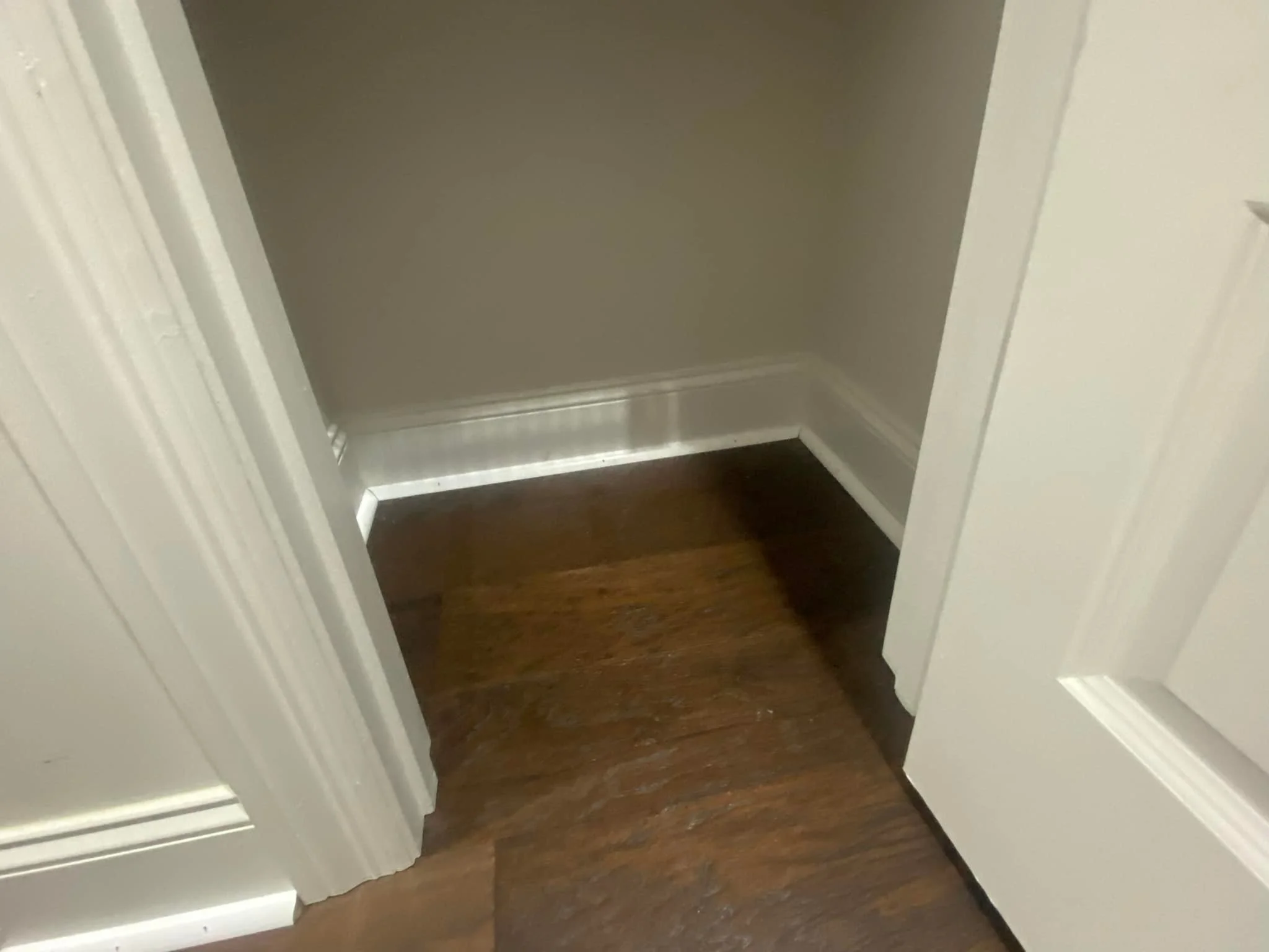 500 sqft - Azalea Lane Flooring - Windsor Collection - Greystone - 3/8” Engineered - 6.5” wide plank.
200 LF 1/4 round.