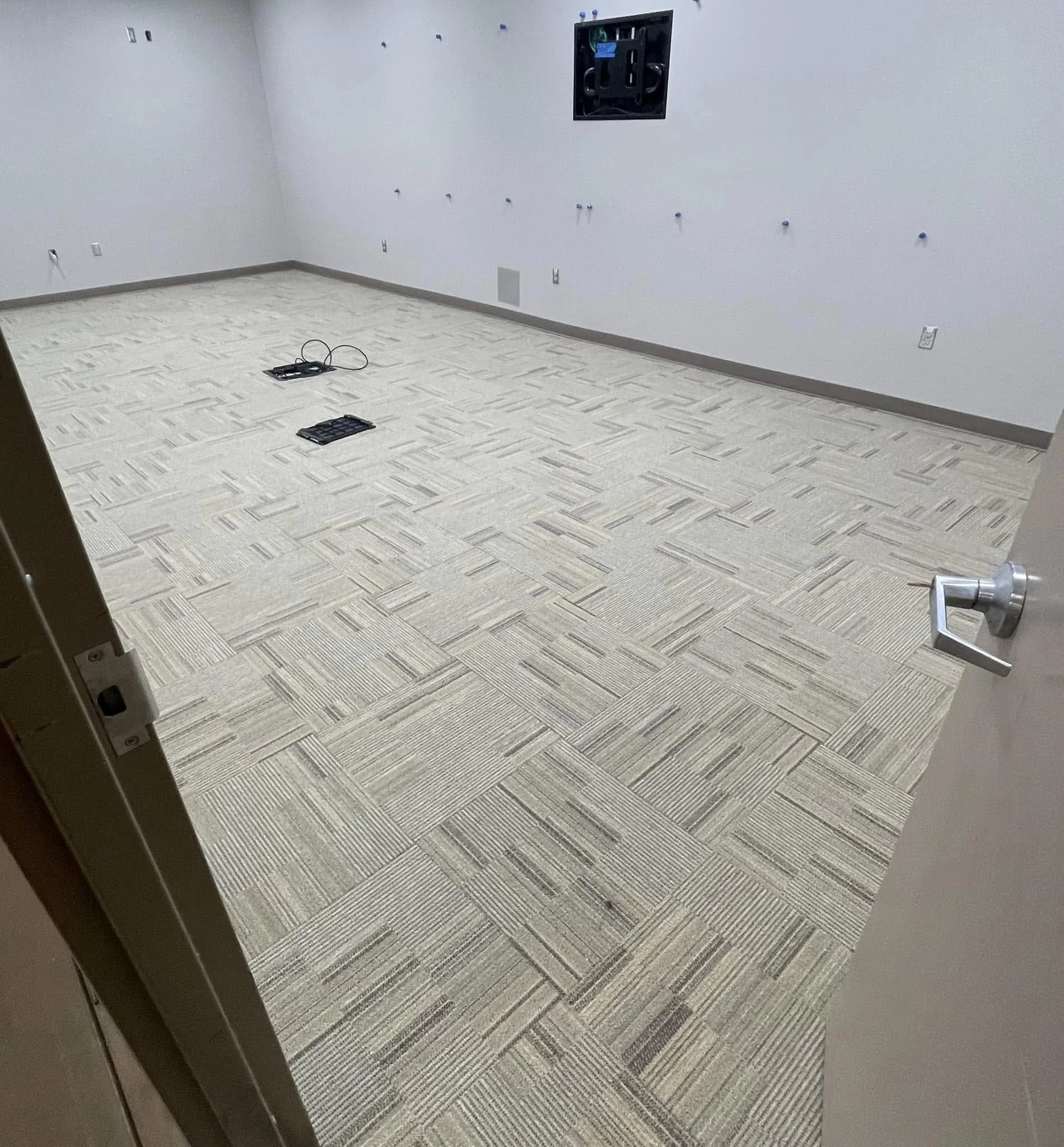 Milliken & Company - Straight Talk 2.0 - EC501 Sand
Flexco Floors - Base 2000 - 37 Dark Beige
