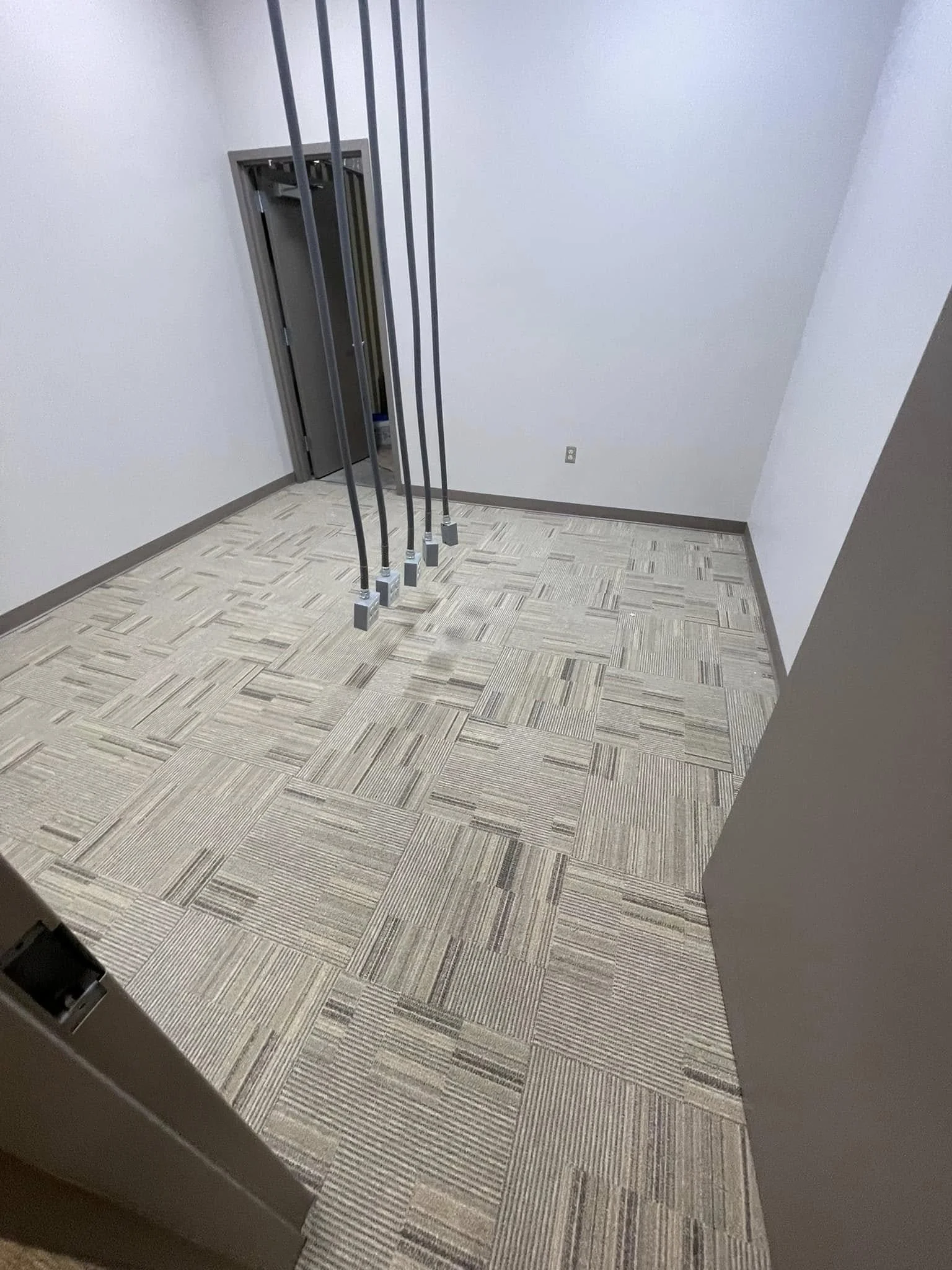 Milliken & Company - Straight Talk 2.0 - EC501 Sand
Flexco Floors - Base 2000 - 37 Dark Beige