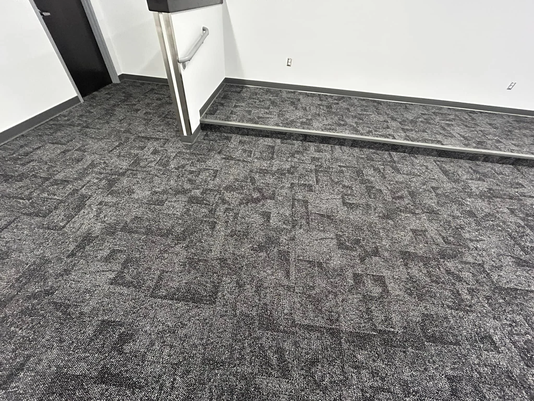 Interface - Open Air 404 - Black 106745
Tarkett Official - Recess Profile 20 Charcoal RB + VCD-20 Stair nosing
