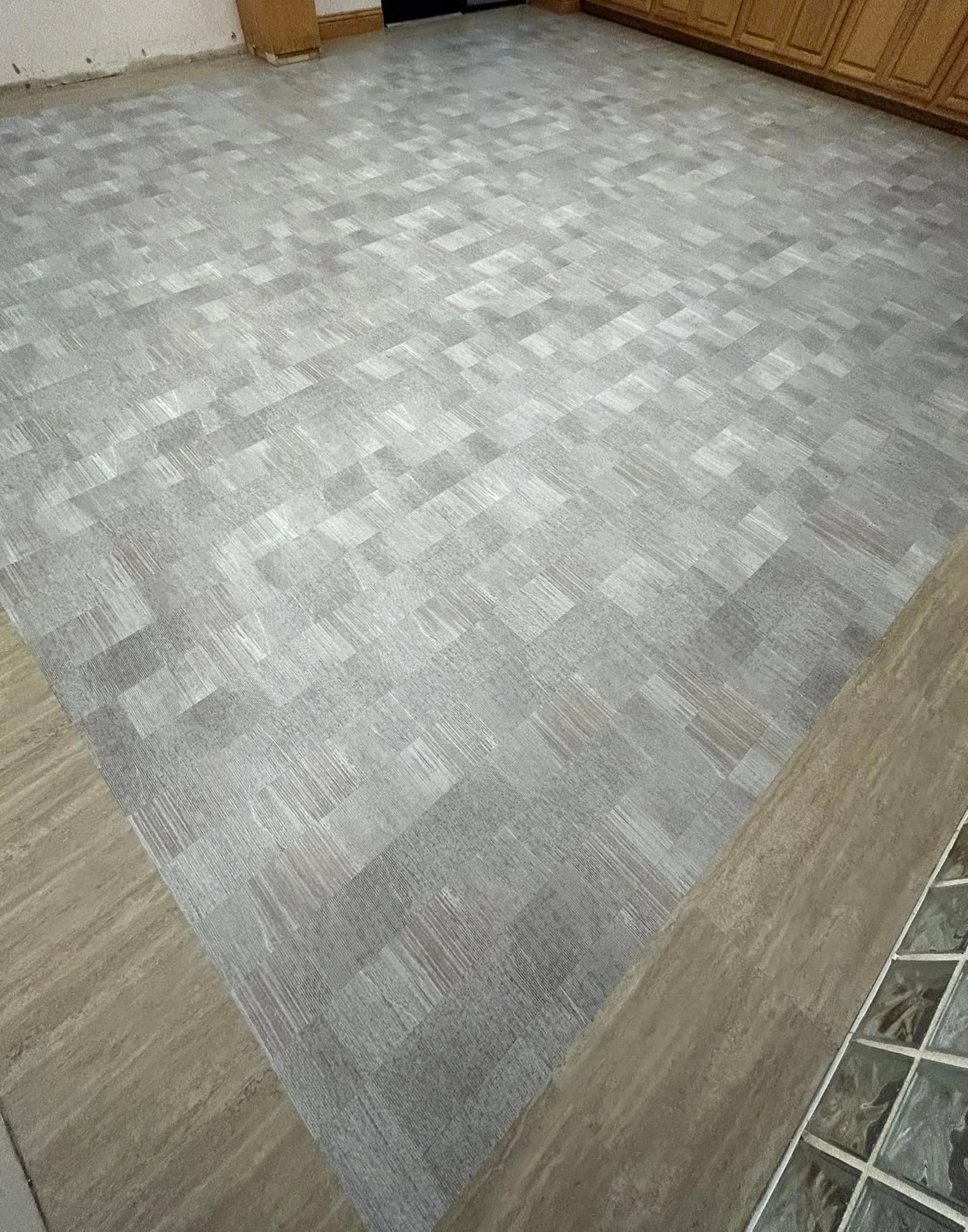 Tarkett Official - ID Latitude - Abstract - Nimbus 5102 - 6”x36”
Tarkett Official - ID Latitude - Stone & Concrete - Luna 7214 - 18”x18”

