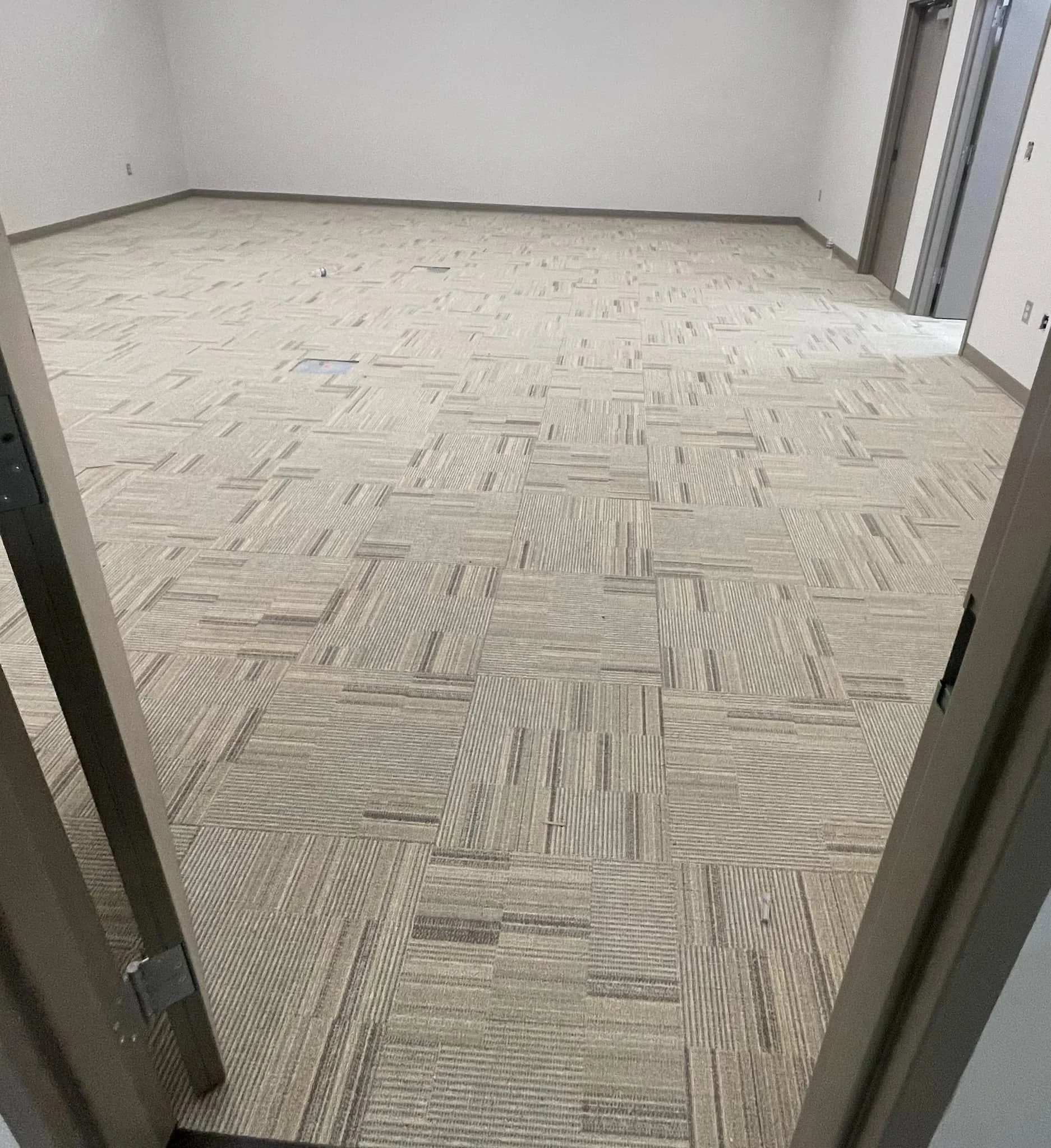 Milliken & Company - Straight Talk 2.0 - EC501 Sand
Flexco Floors - Base 2000 - 37 Dark Beige
