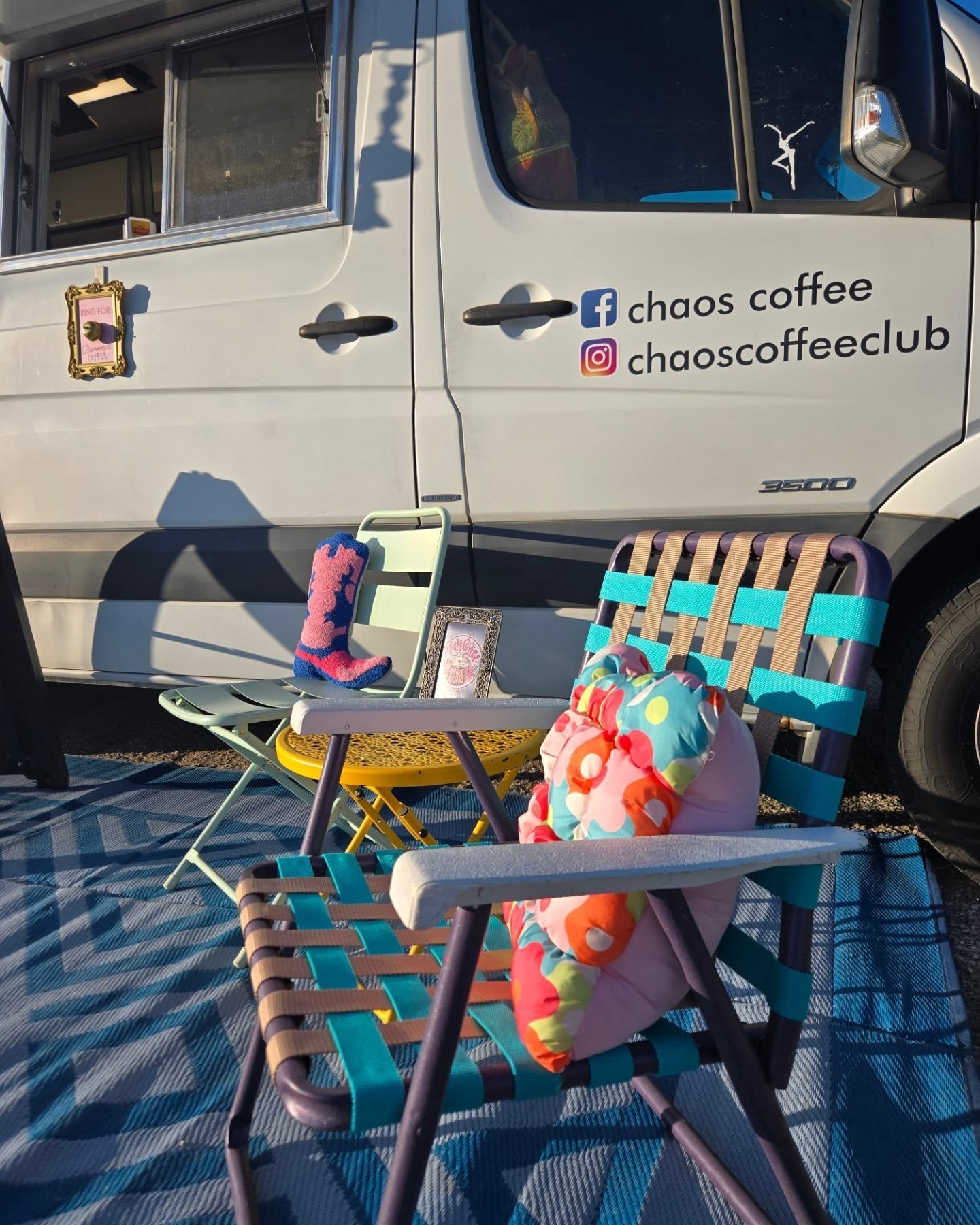Livin the little dream out here in Perry today
Just had my morning coconut latte π₯₯
Ordered my new menu board, since I ran over mine π
Next week we are gonna run a special with the Twix Frappe π«
Hope to see you soon!
Xo
#chaosandcaffeine