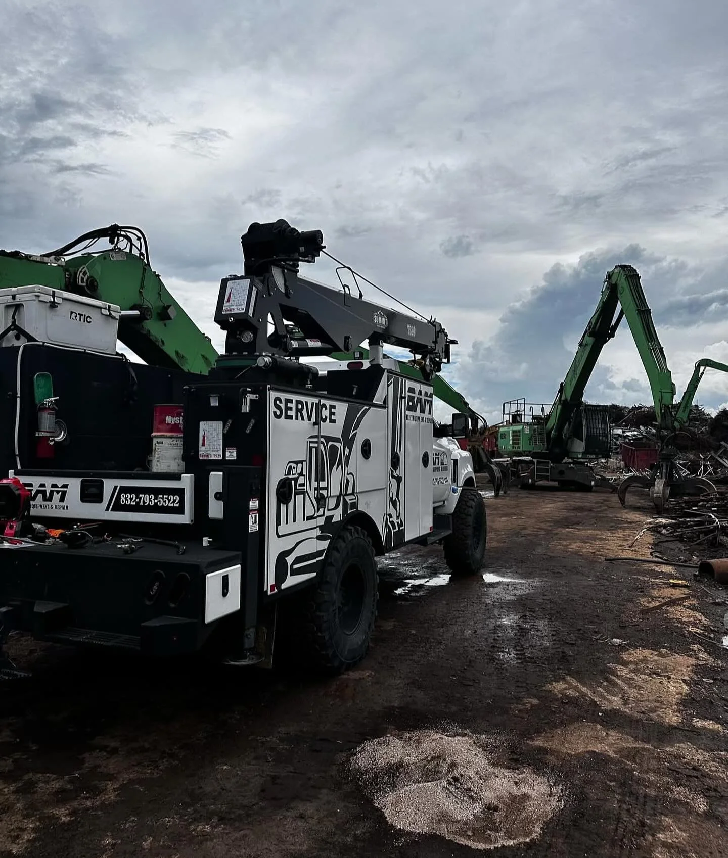 Field service on a SENNEBOGEN 835E 💪
As an Authorized Service Provider, we bring certified repair and OEM parts straight to the yard.
No guesswork&mdash;just expert service that keeps your material handler running strong.

📍Conroe, TX
📞 832-793-55